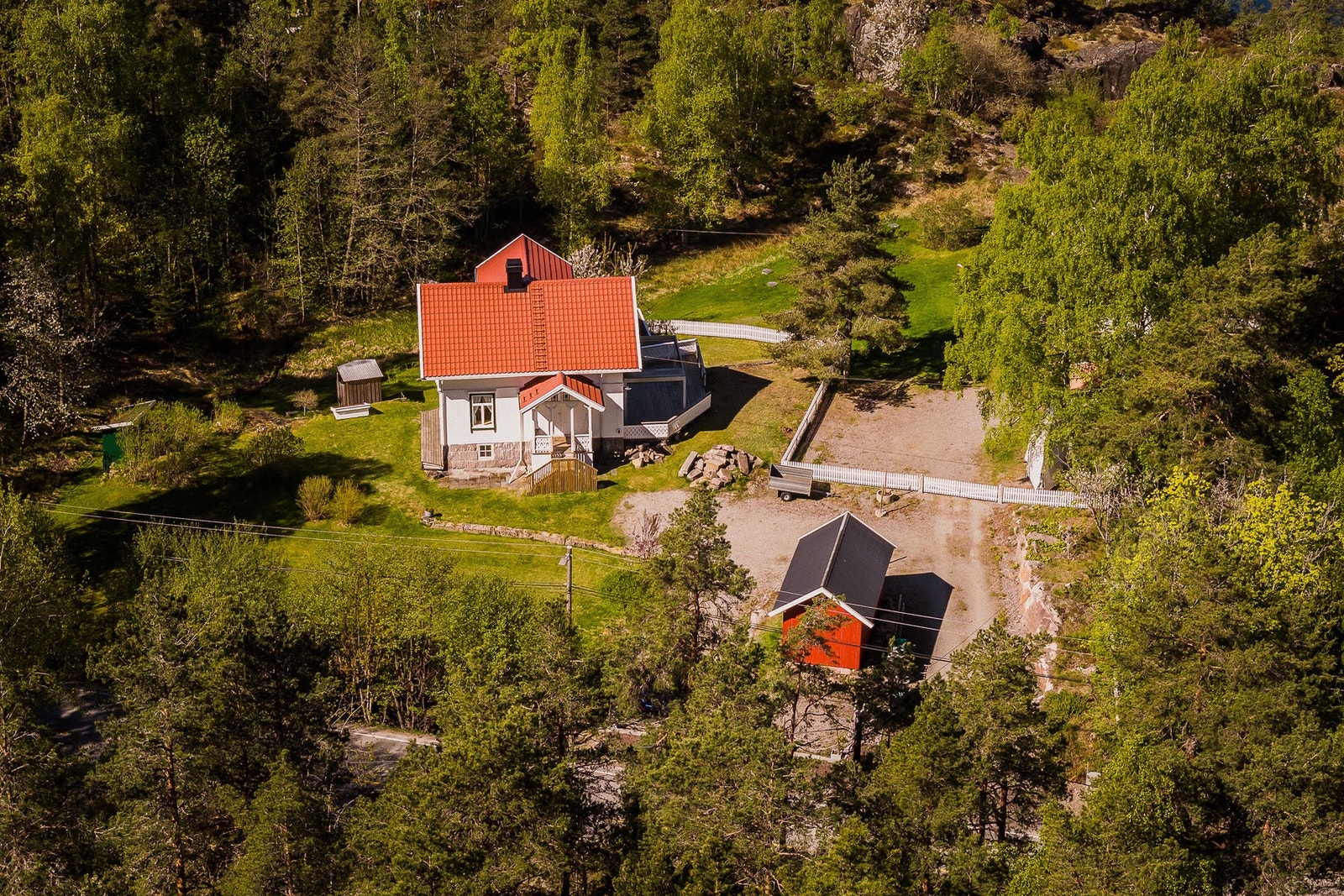 Rolige omgivelser med skog, stier og små veier som inviterer til turer hele året. Galleribilde