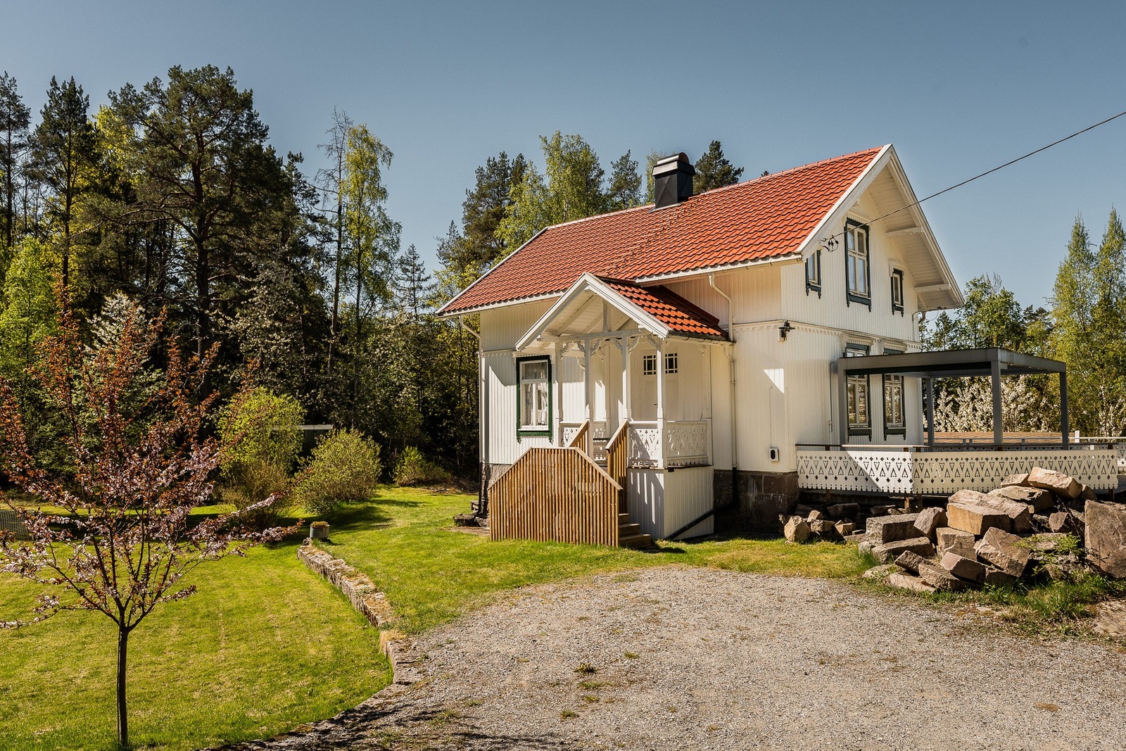 Velkommen til en meget sjarmerende fritidsbolig med stor tomt og sjøen i umiddelbar nærhet. Galleribilde