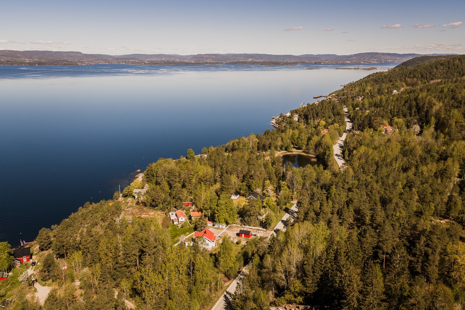 Et etablert og hyggelig hytteområde med nærhet til både natur og sjøliv. Galleribilde