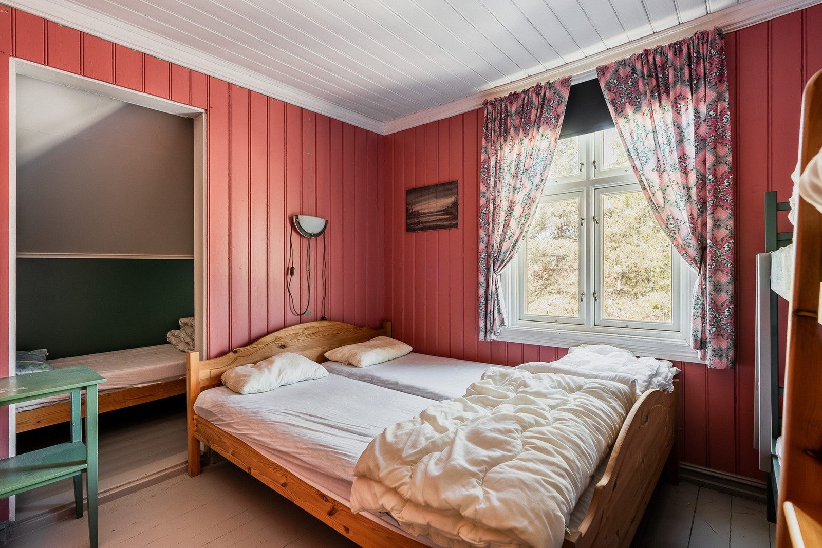 Soverommet i 2.etg er rolig og lunt, med tregulv og panel, perfekt for gjester eller som hovedsoverom. Galleribilde