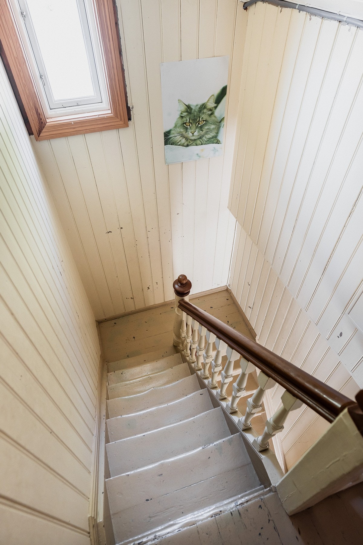 Den originale trappen opp til andre etasje understreker hyttas autentiske preg. Galleribilde