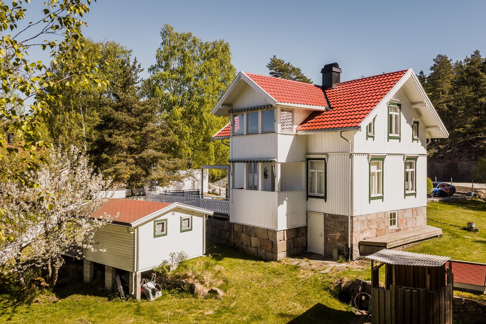 Variert terreng med både åpne flater og skjermede områder. Galleribilde