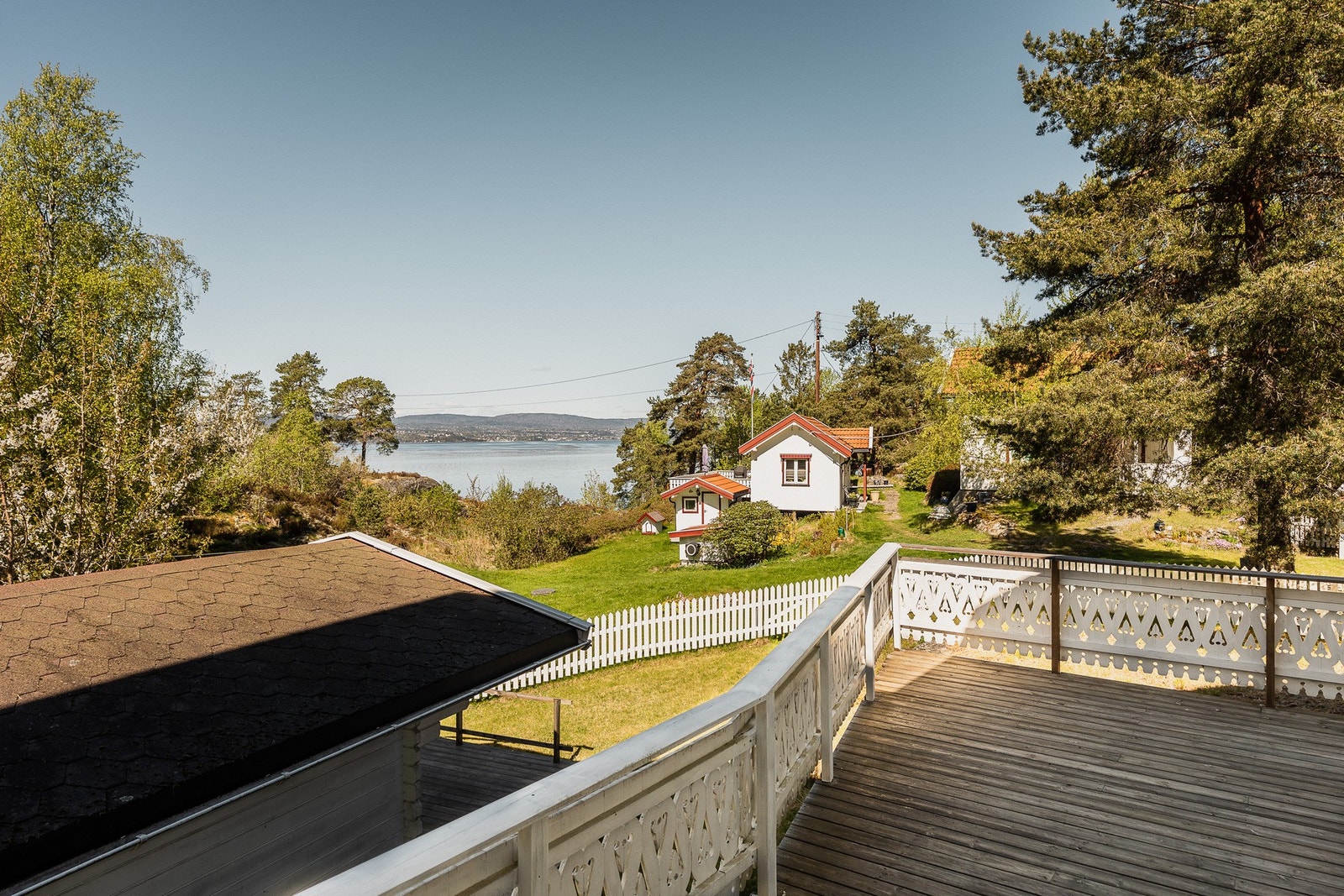 Terrassen har adkomst gjennom stuen og ligger fint og vestvendt til med gode lysforhold. Galleribilde