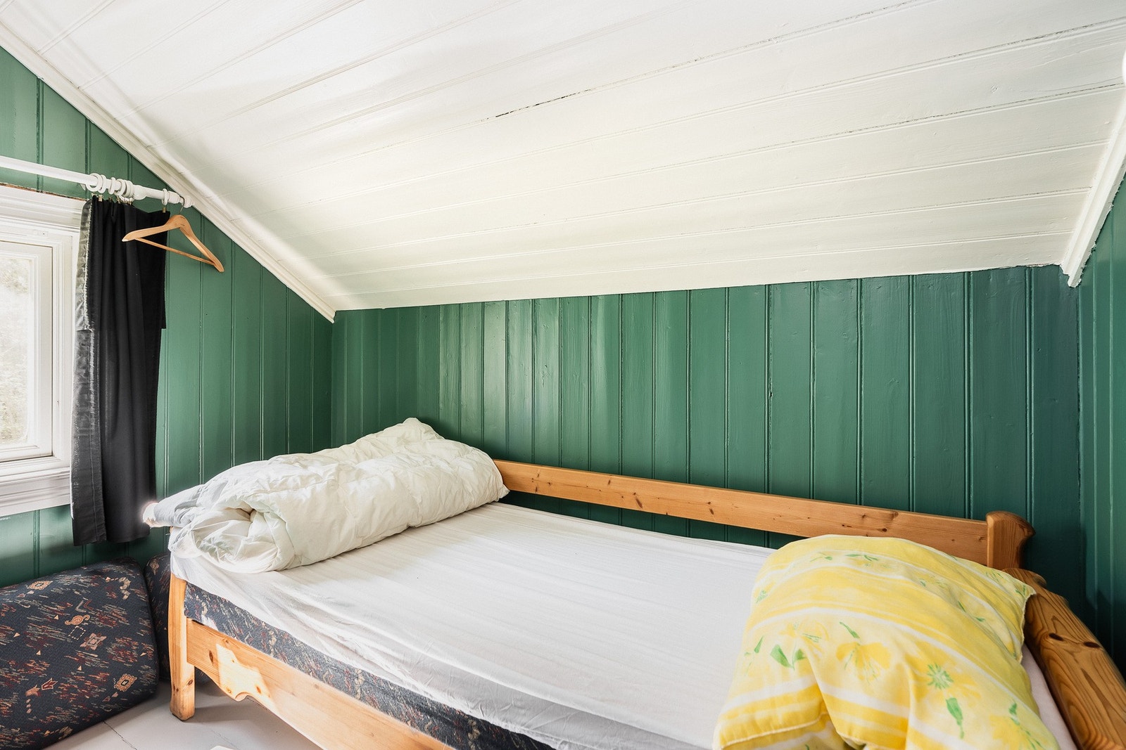 Sjarmerende soverom med skråtak og klassiske materialer. Galleribilde