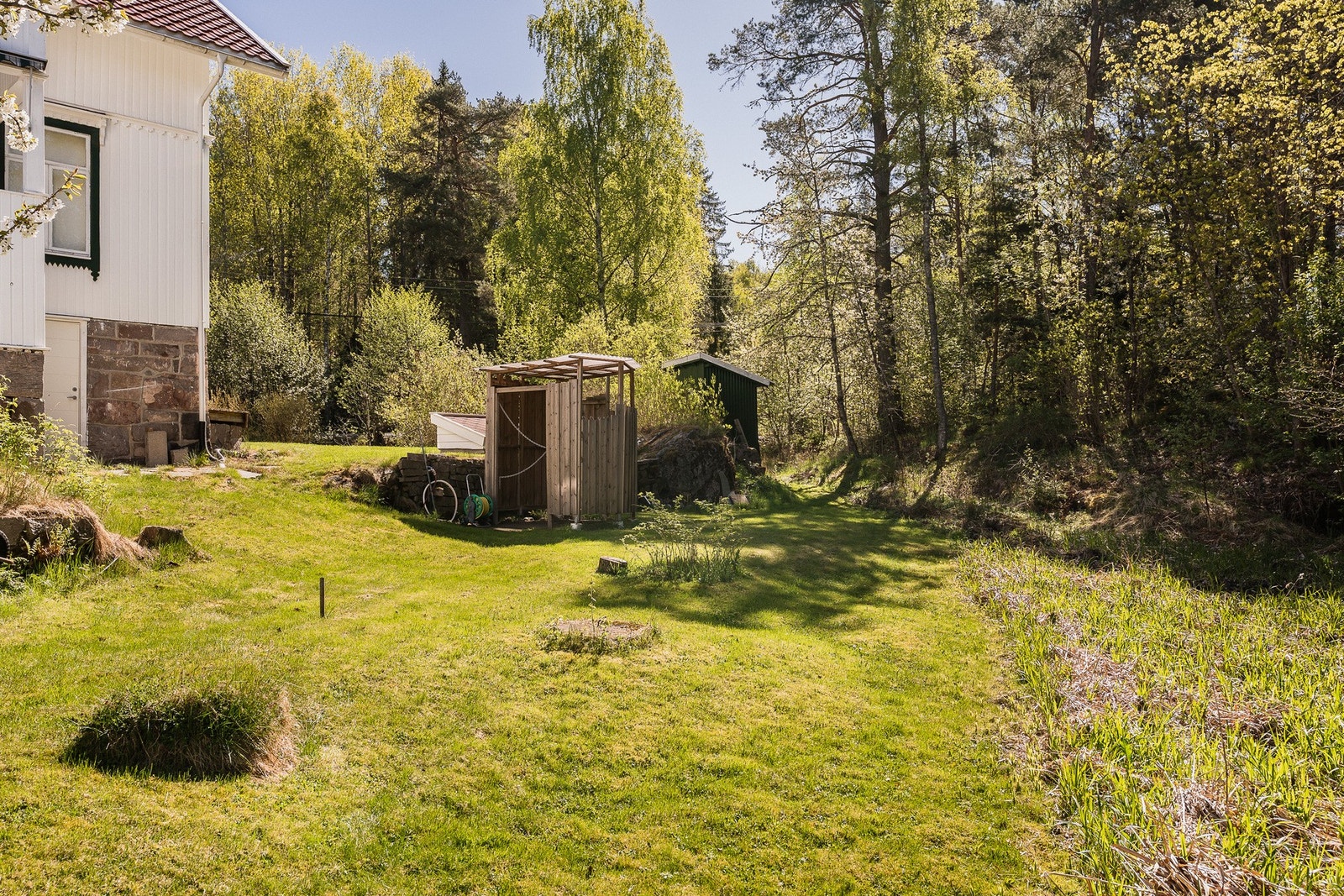 Naturpreget uteområde med god plass til både ro og aktivitet. Galleribilde