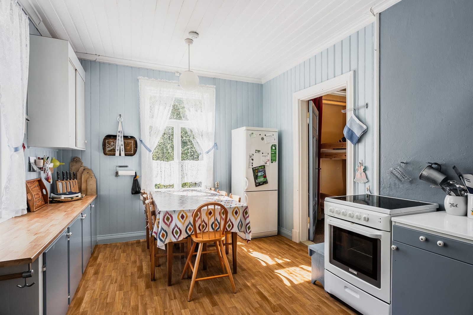 Kjøkkenet i 1.etg er enkelt og sjarmerende med eldre innredning og god plass til et lite spisebord. Galleribilde