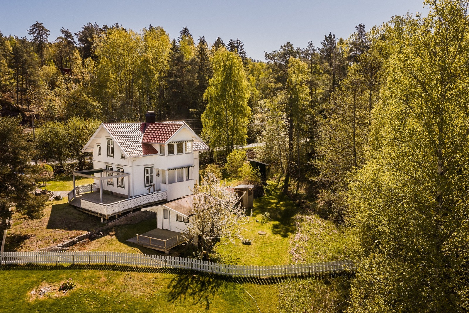 Eiendommen ligger lunt og naturnært, med flere soner for uteopphold. Galleribilde