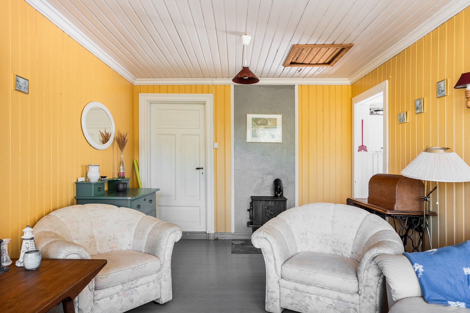 Et fleksibelt oppholdsrom som passer like godt til lesing som til overnattingsgjester. Galleribilde