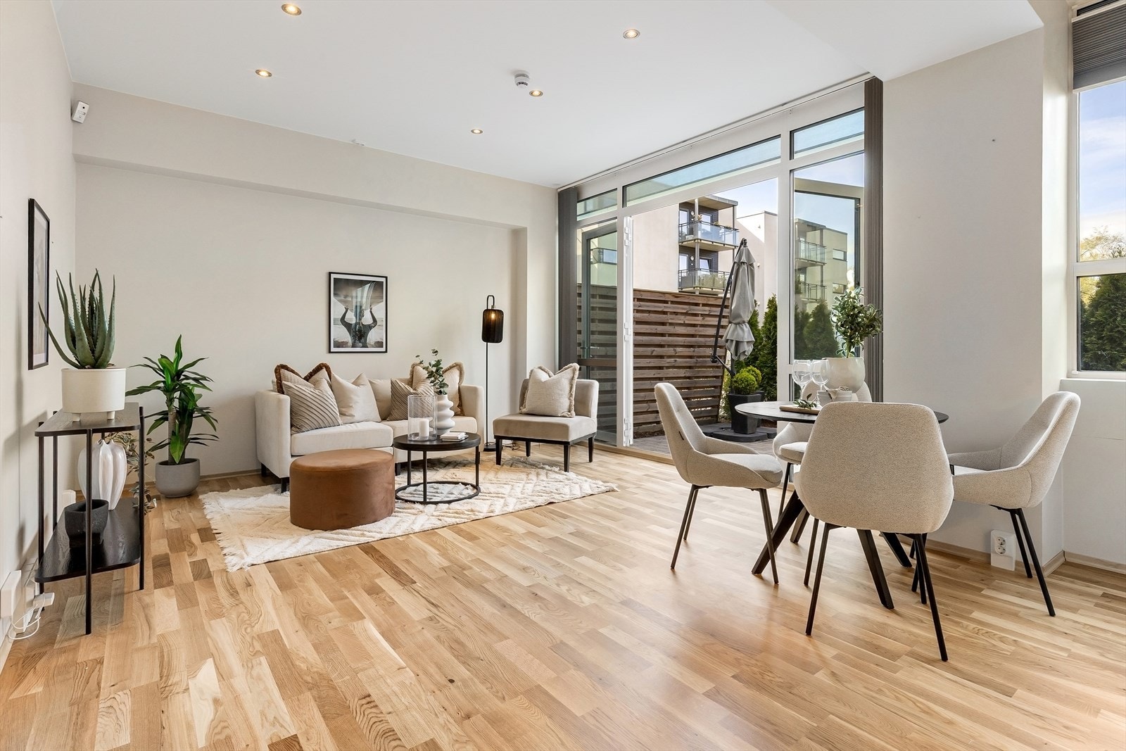 Stue med plass til både spisebord og sofagruppe. Galleribilde