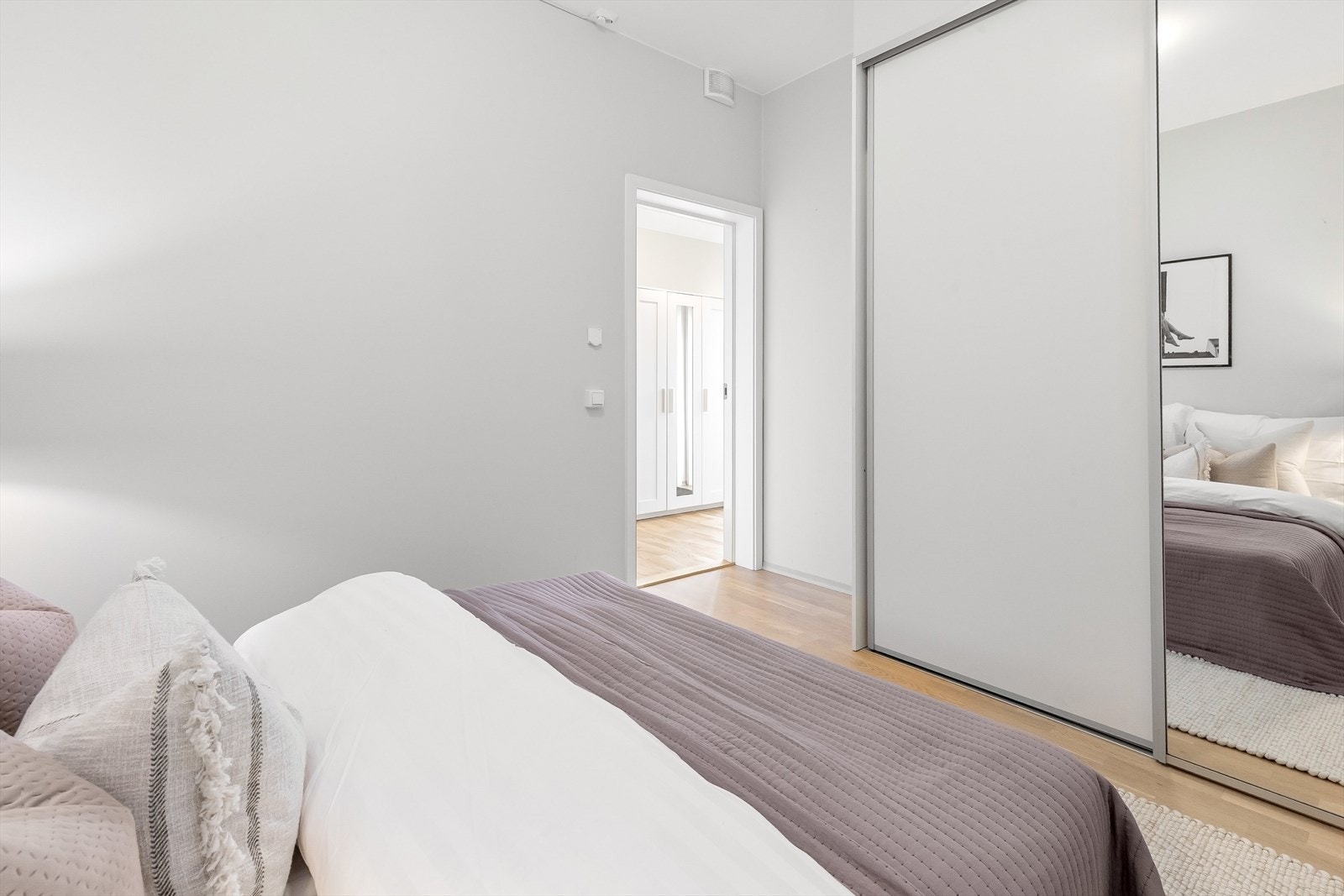 Skyvedørsgarderobe på soverommet. Galleribilde