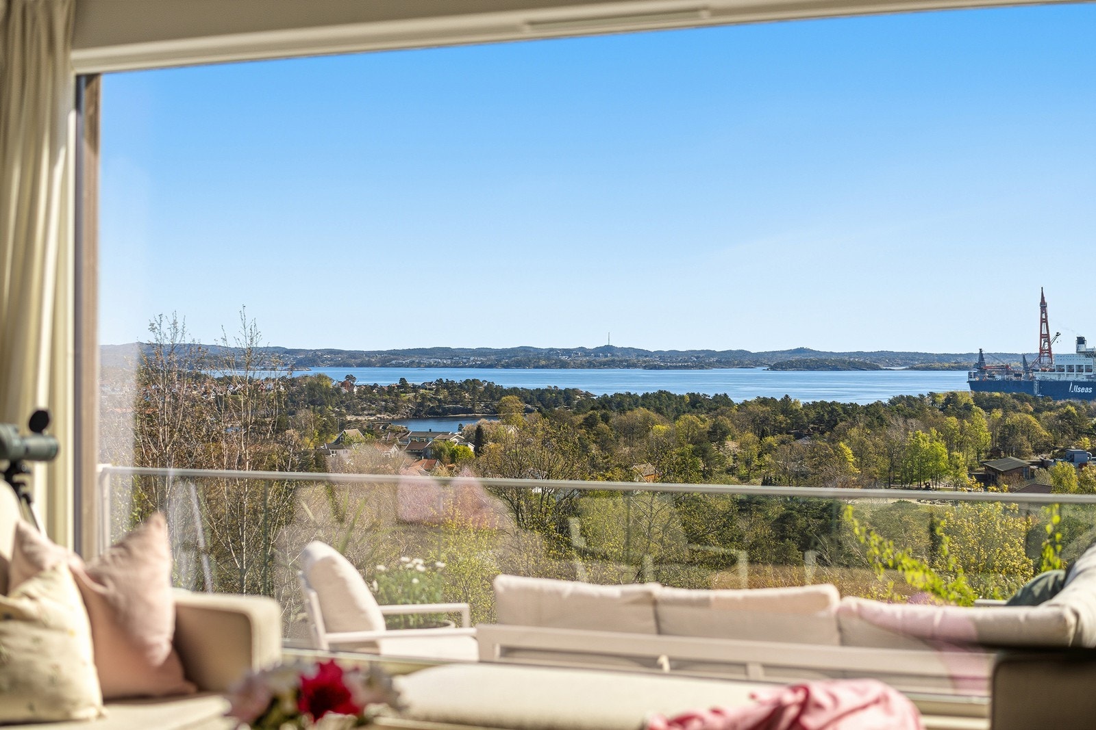 Store og flotte vindusflater slipper inn rikelig med naturlig lys og rammer inn den nydelige utsikten mot sjøen Galleribilde