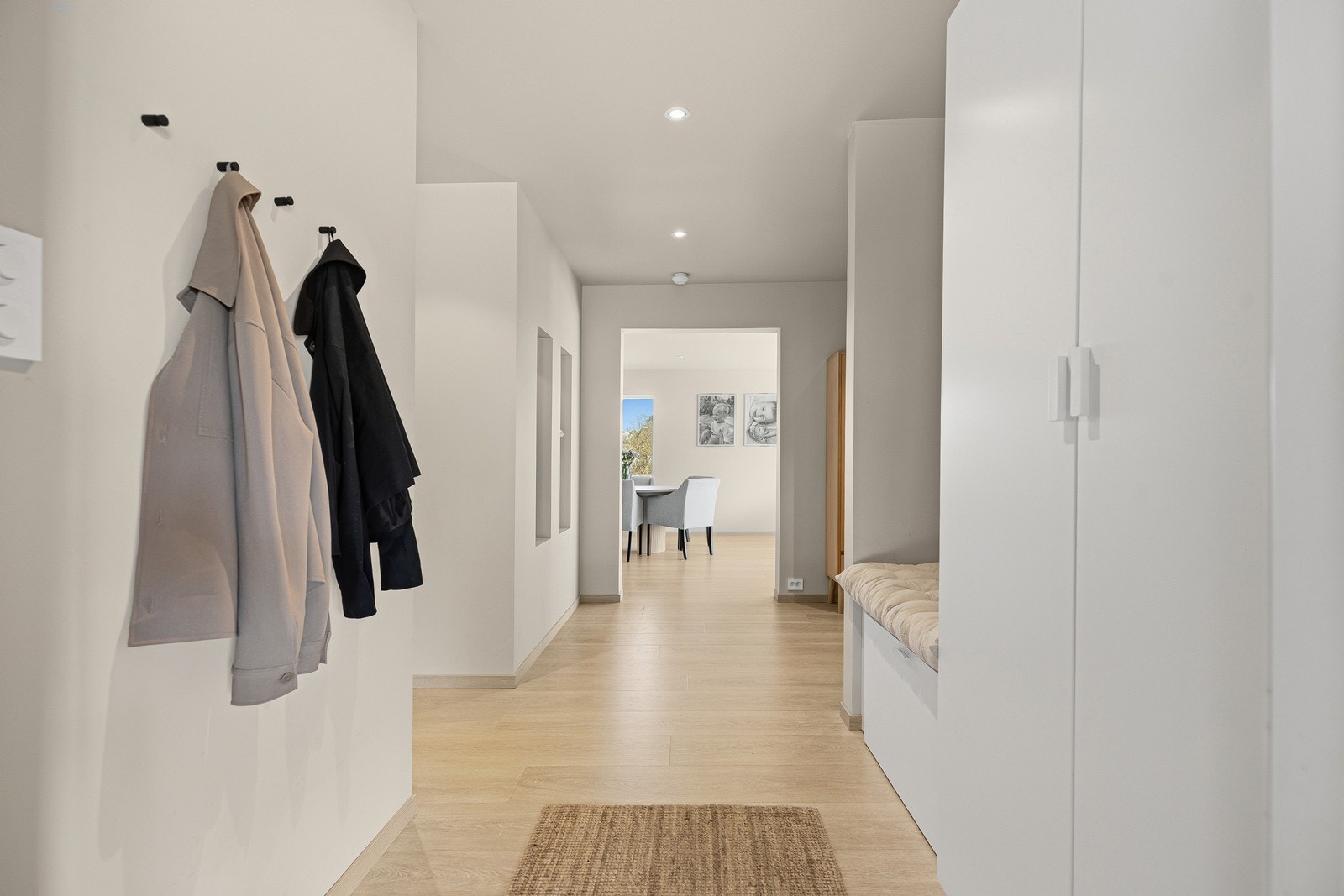 Innbydende inngangsparti med gode oppbevaringsmuligheter til yttertøy og sko Galleribilde