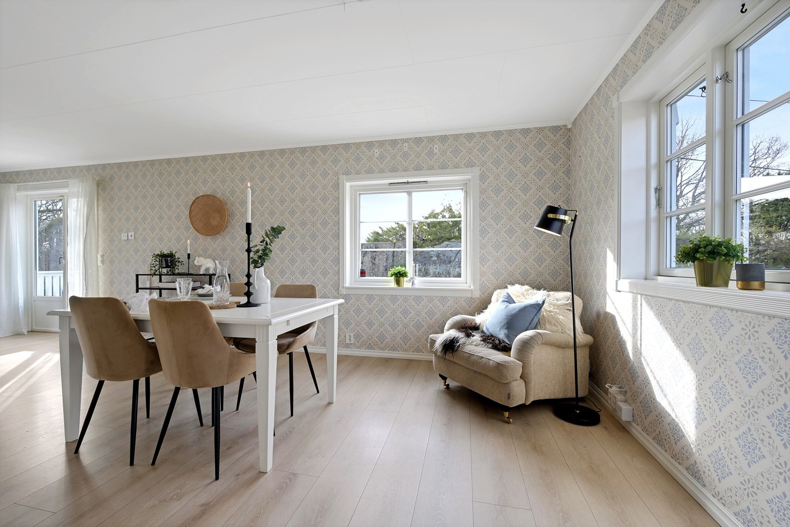 Det er god plass til sofagruppe og spisemøblement Galleribilde