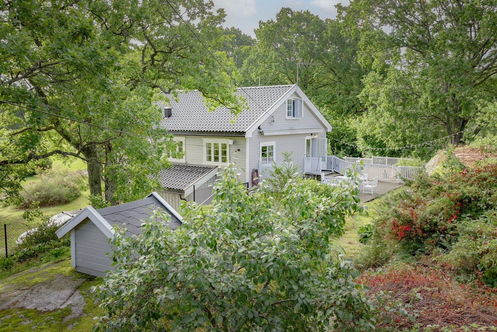 Stedet ligger usjenert i naturskjønt område med landlig atmosfære, men likevel nært til sjøen med bademuligheter fra svaberg og sandstrand Galleribilde