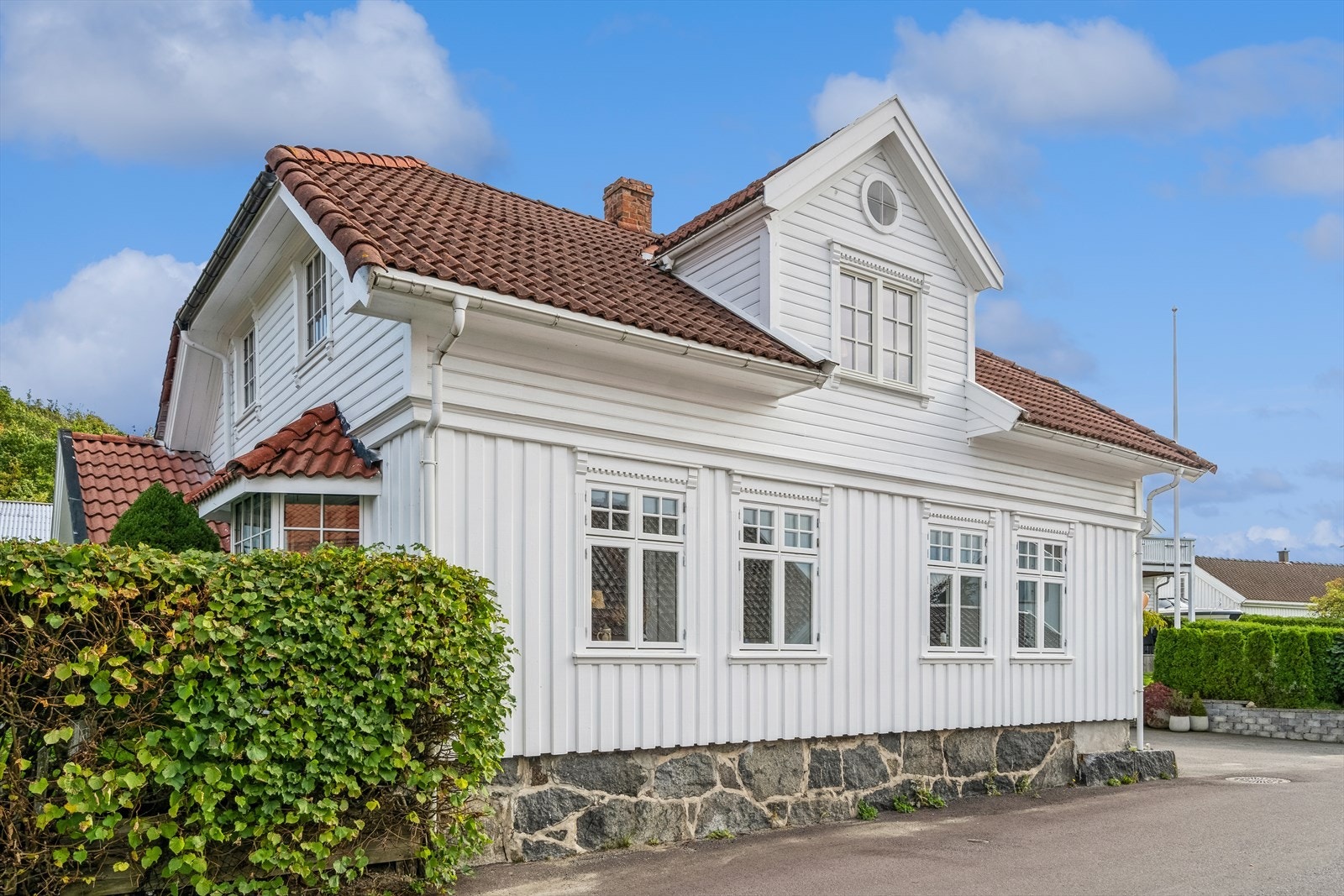 Herfra er det en kort gåtur ned til stranda og sjøen med flotte bademuligheter og til brygga i Helgeroa med båthavn, restauranter og et yrende liv på sommeren. Galleribilde