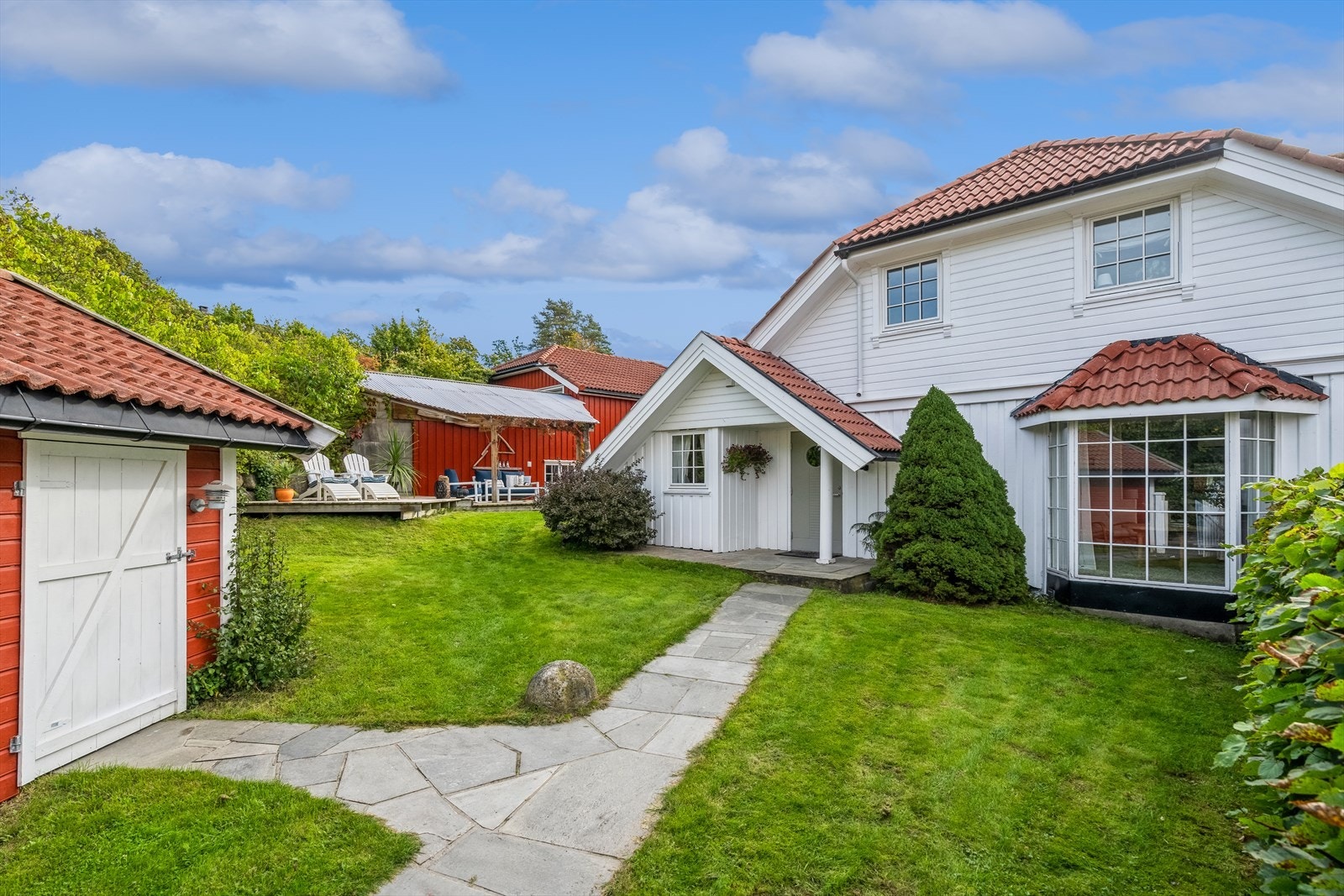 Boligen står på en eiendomstomt på ca 548 m². Galleribilde