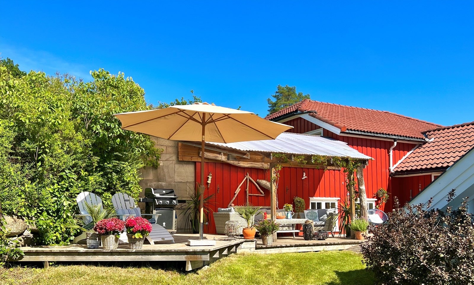 Ut fra kjøkkenet har du dør ut til den idylliske hagen med gode solforhold. Galleribilde