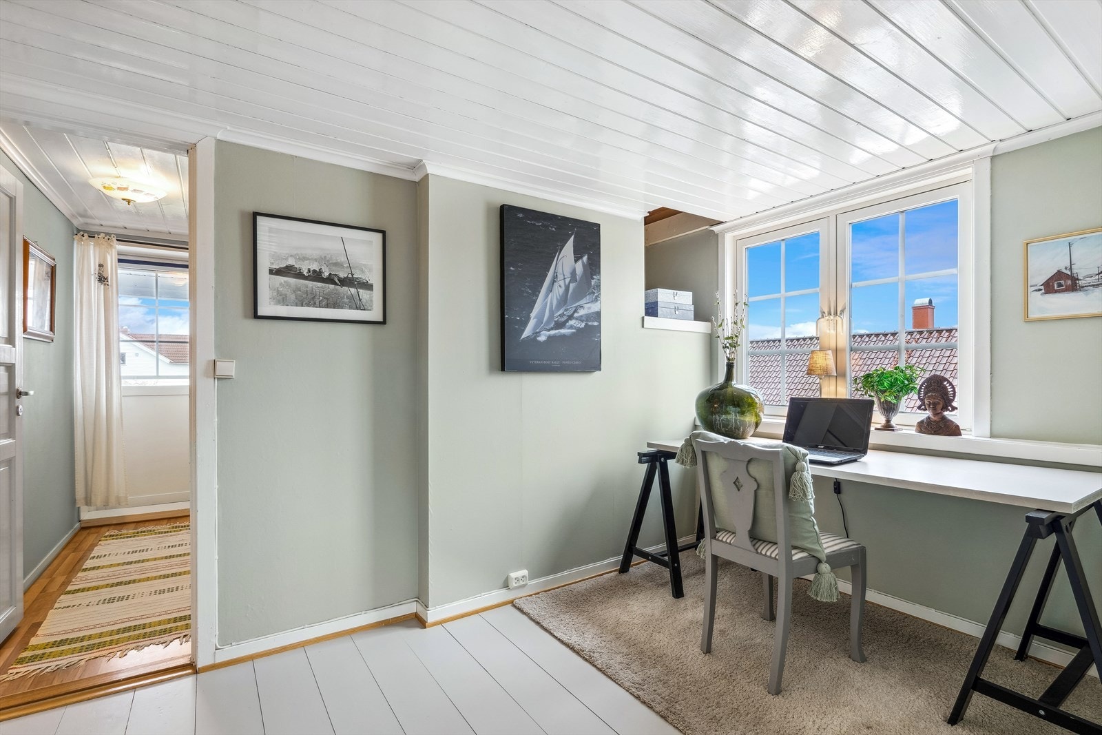 Stue/kontor 2. etg. med utsikt mot havnen. Galleribilde