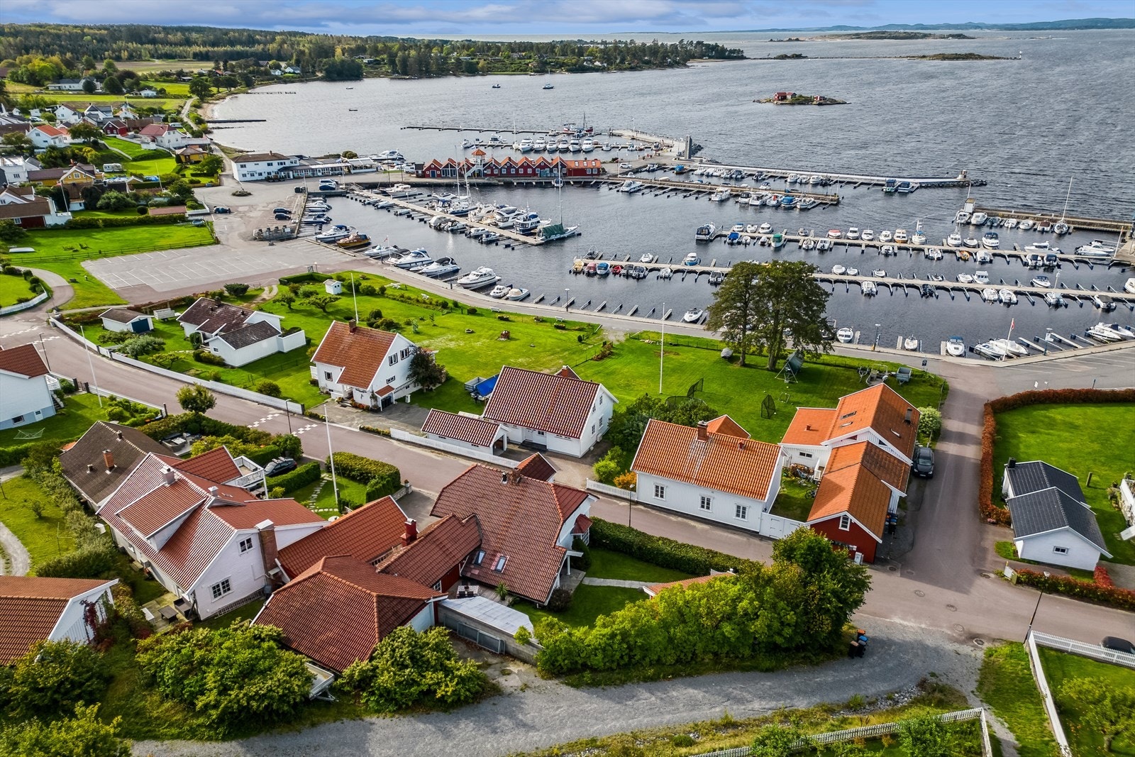 Fra eiendommen er det kun 60 meter ned til sjøen. Galleribilde