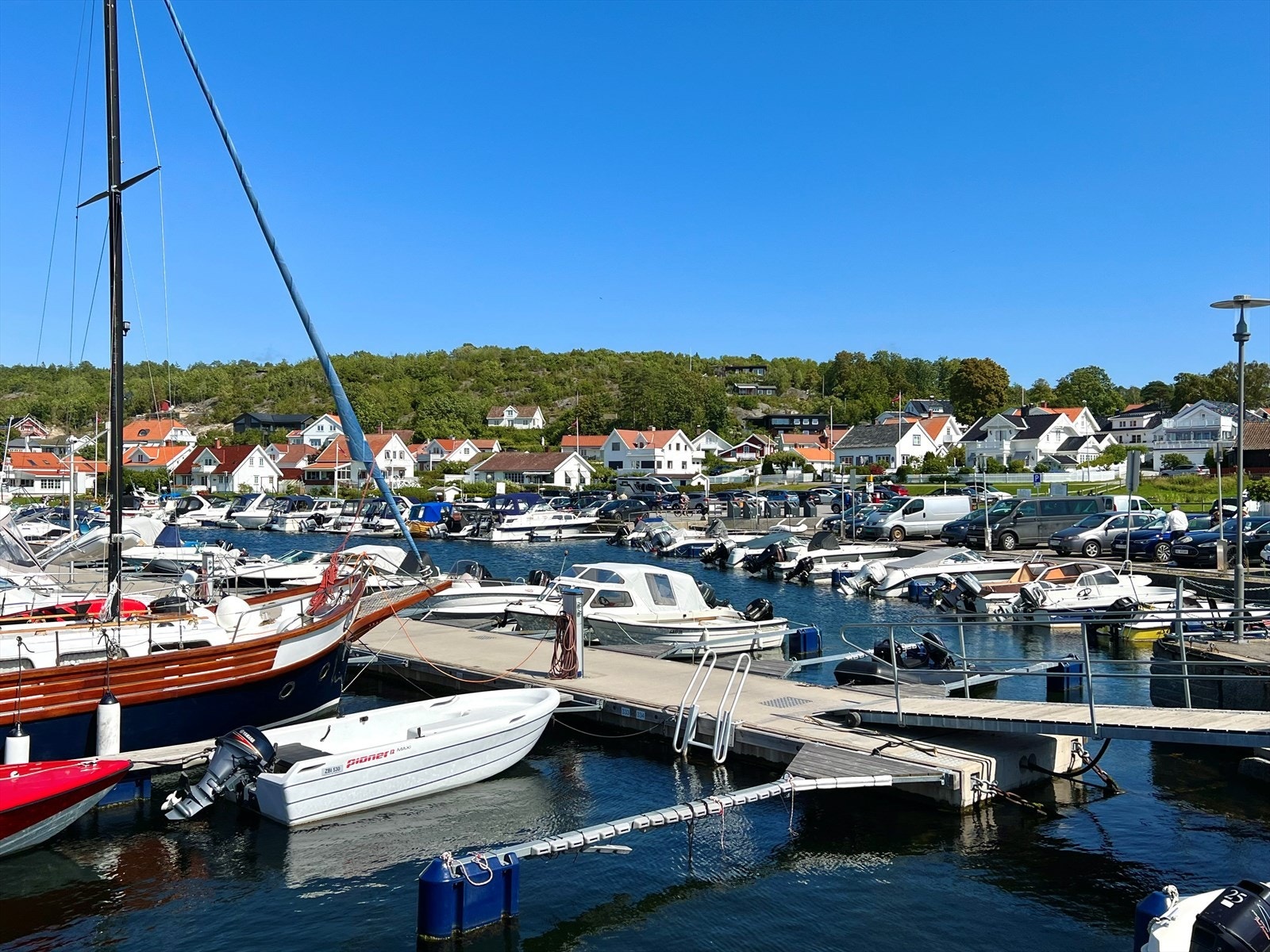 Havnen i Helgeroa er kun 2 minutters spasertur unna eiendommen. Galleribilde