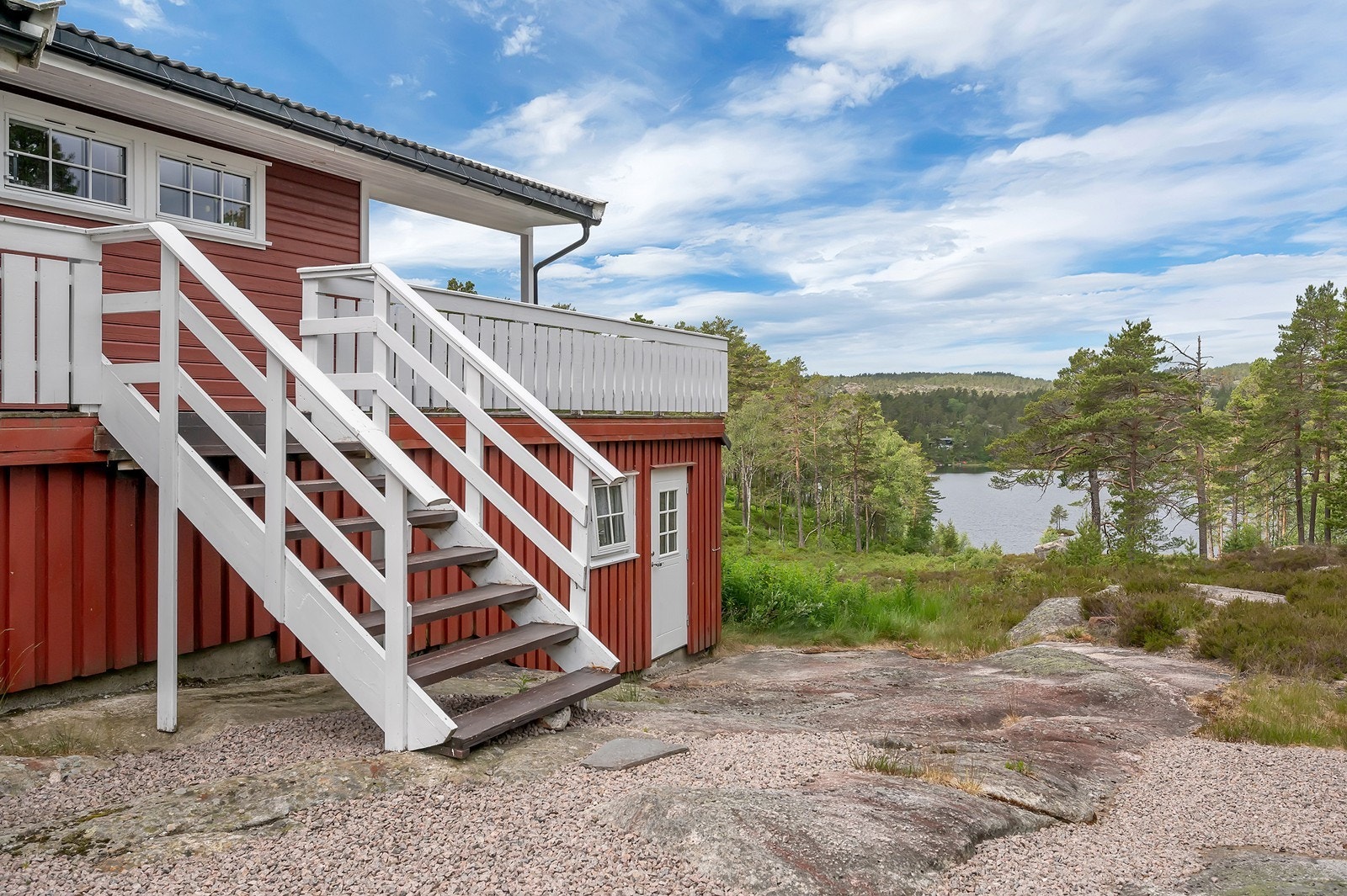 Hytten ligger rett ved Stemvannet som har bade- og fiskemuligheter. Galleribilde