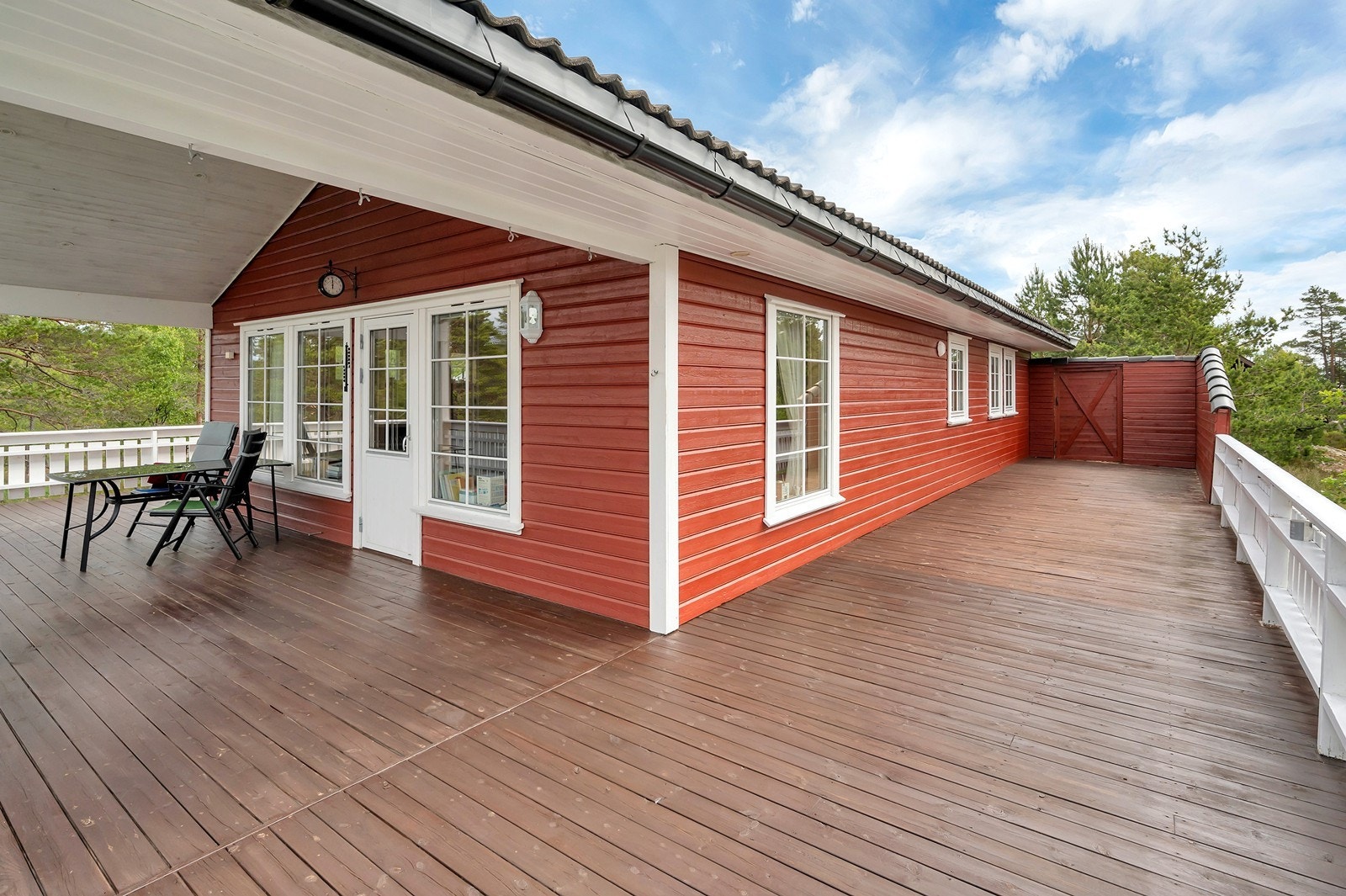 Her har du plass til flere sittegrupper, grill m.m. Skjermet med svært lite innsyn. Det følger med 2 biloppstillingsplasser på felles parkering ca. 80 meter fra hytten. Galleribilde