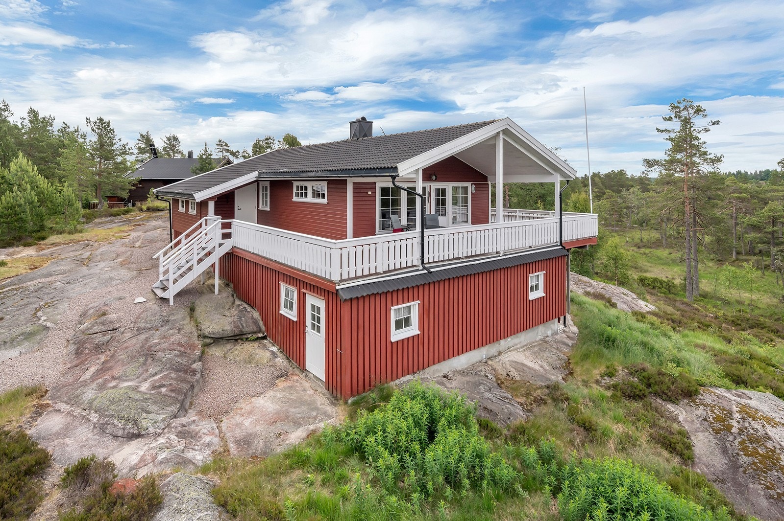 Skjermet beliggenhet. Sol på veranda til ca kl. 21:30 om sommeren. Galleribilde