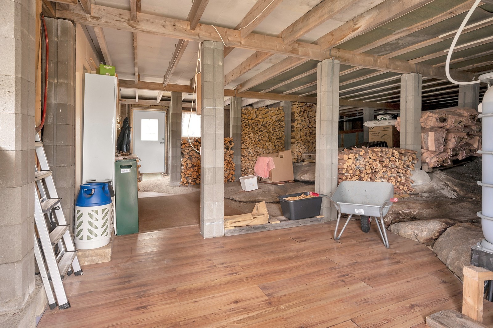 Stor bod under veranda med god lagringsplass til ved, ski, div turutstyr osv. Galleribilde