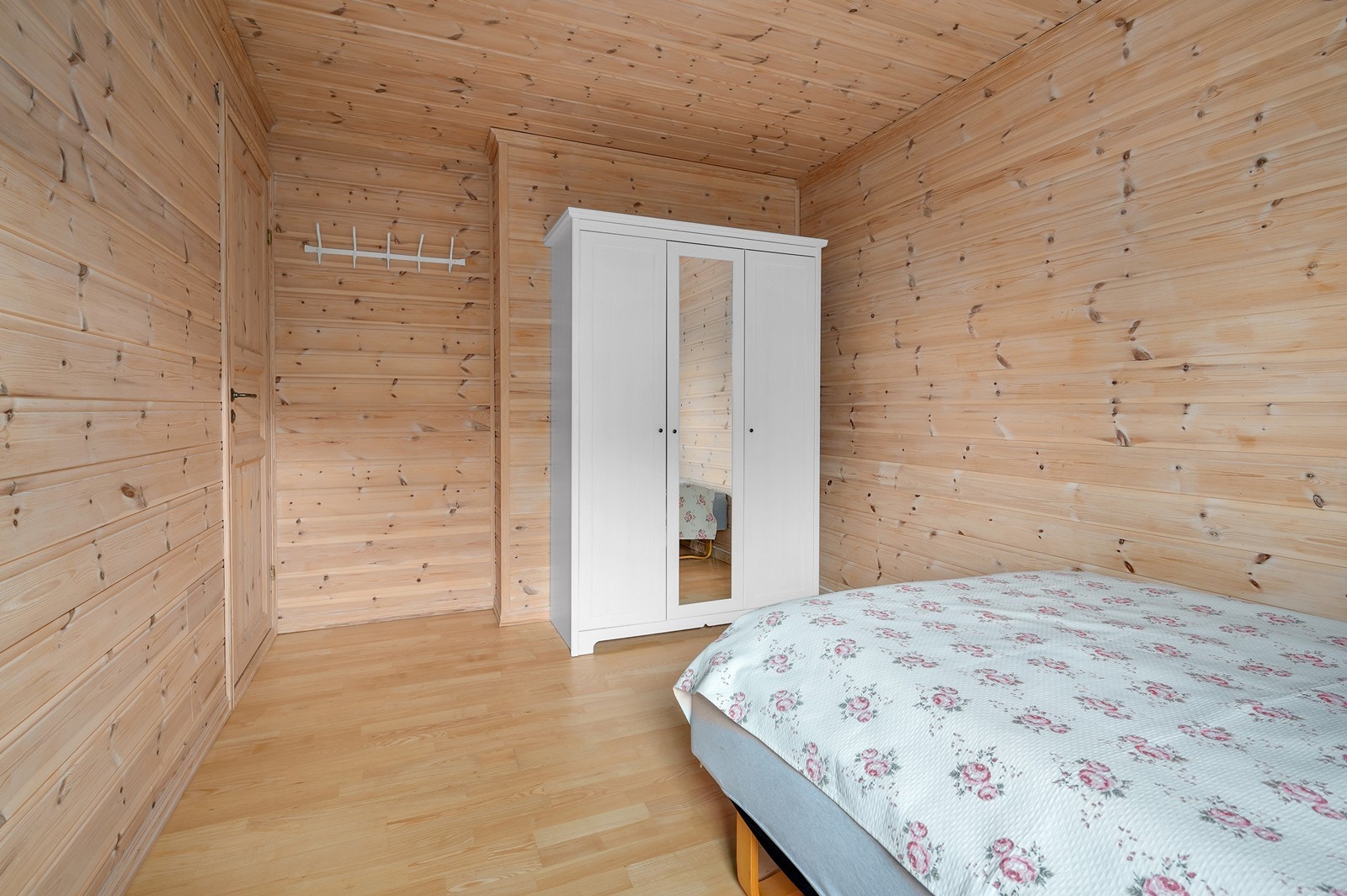 God plass til dobbeltseng og garderobe. Galleribilde