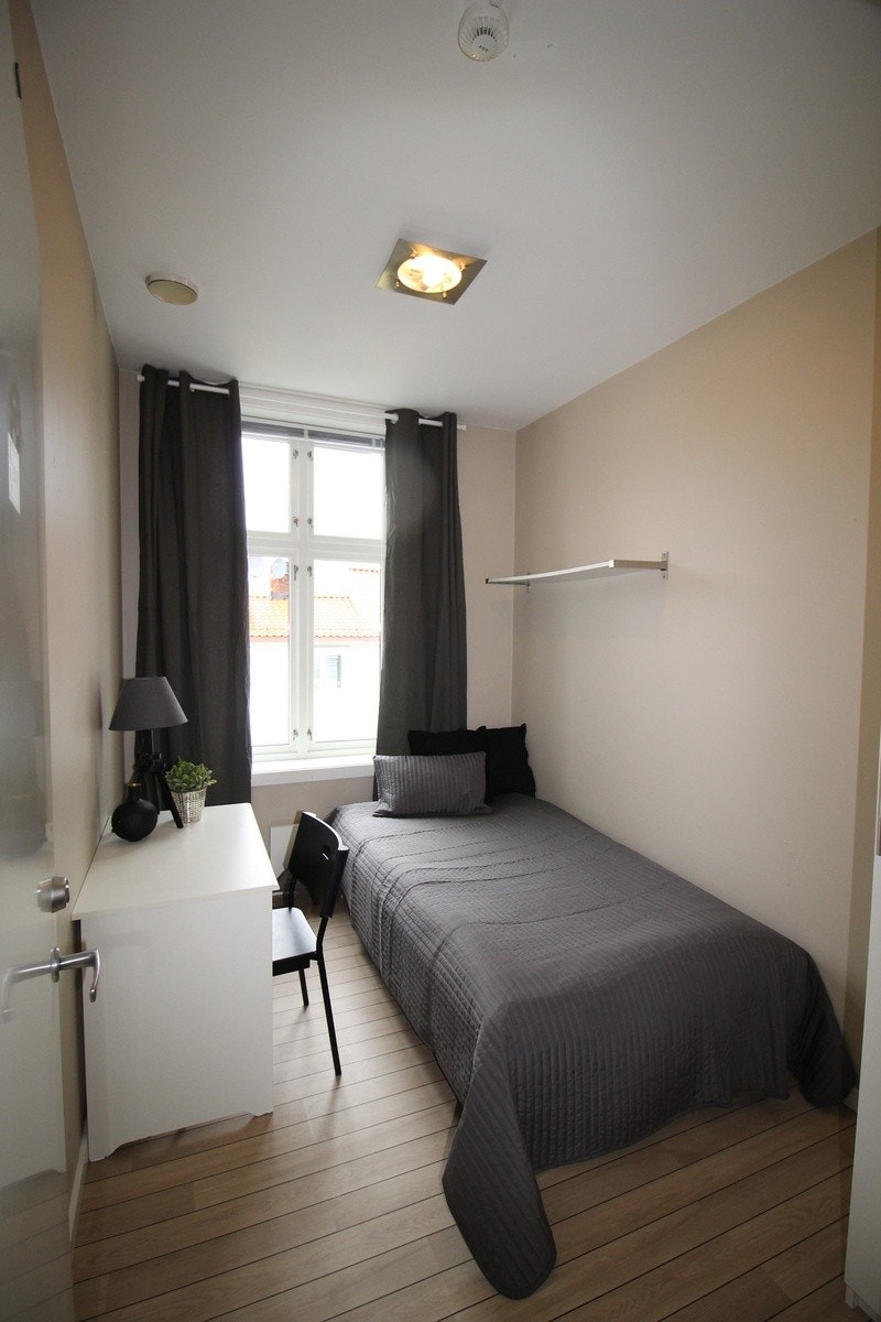Rom 204 med 120cm seng, hylle på vegg - leie 4700 kr/mnd Galleribilde