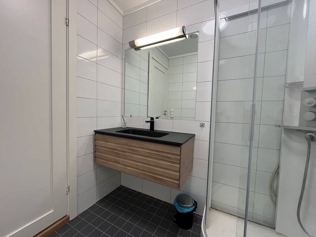 Bad nr 2 med varme i gulv, wc, og skapplass under vask. Det er eget vaskerom til leiligheten i baktrappa med vaskemaskin og tørketrommel Galleribilde