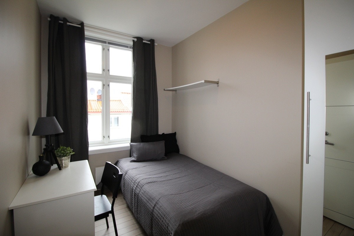Rom 204 med skrivebord og stol Galleribilde
