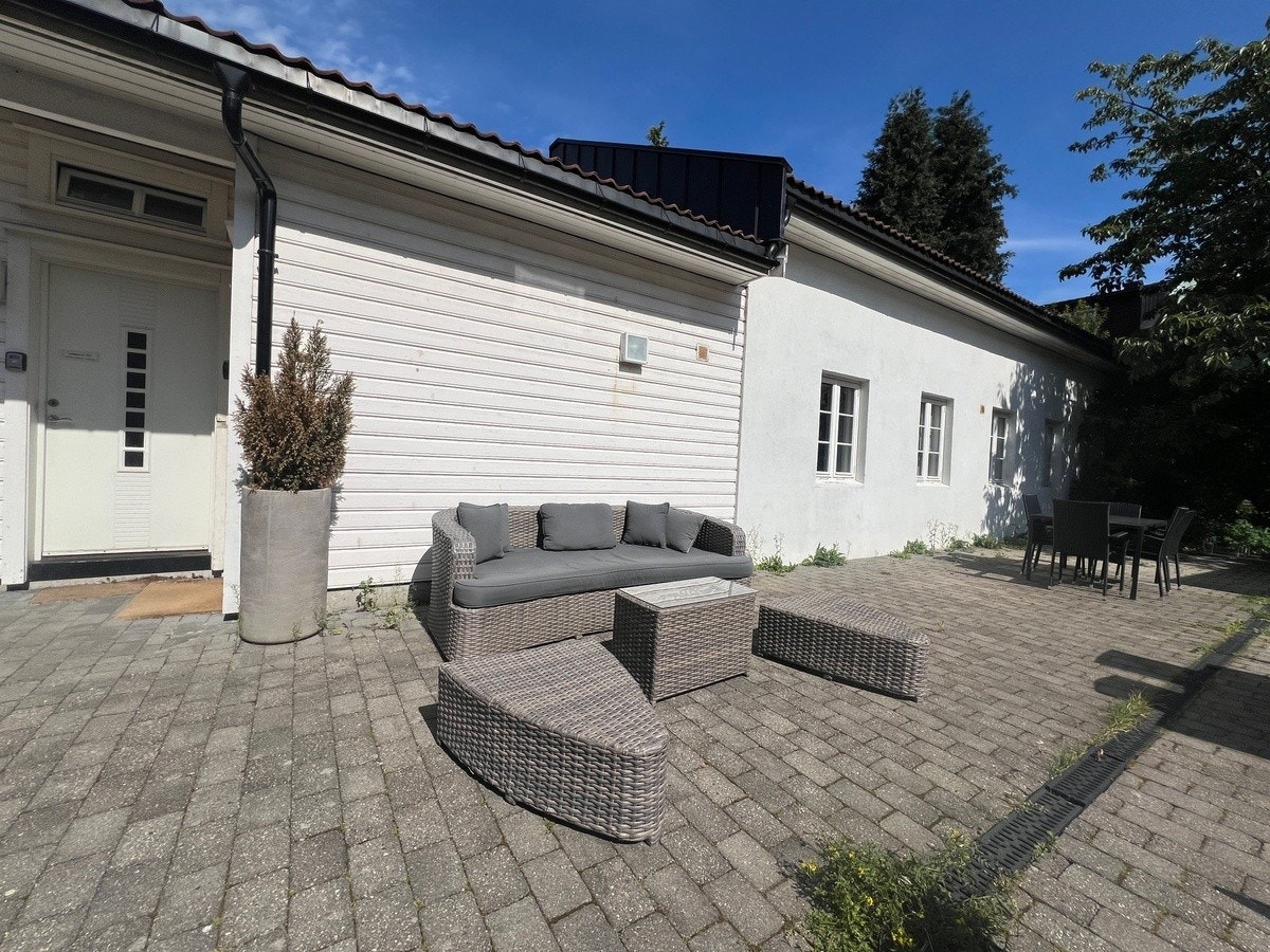 Solrik bakgård Galleribilde