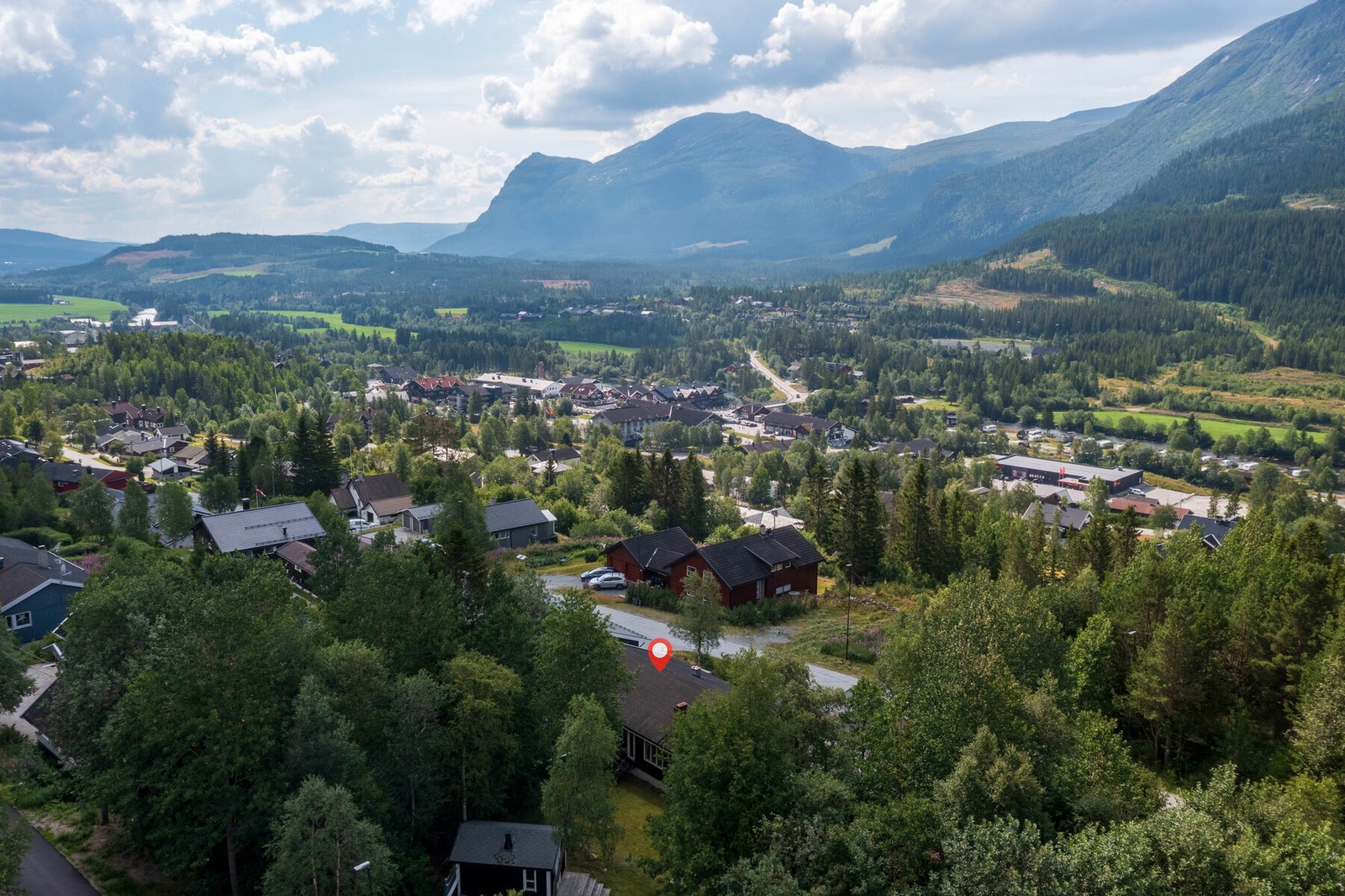 Boligen ligger i et attraktivt og barnevennlig område, på solsiden av dalen, med gangavstand til både sentrum og tur/ski muligheter. Galleribilde