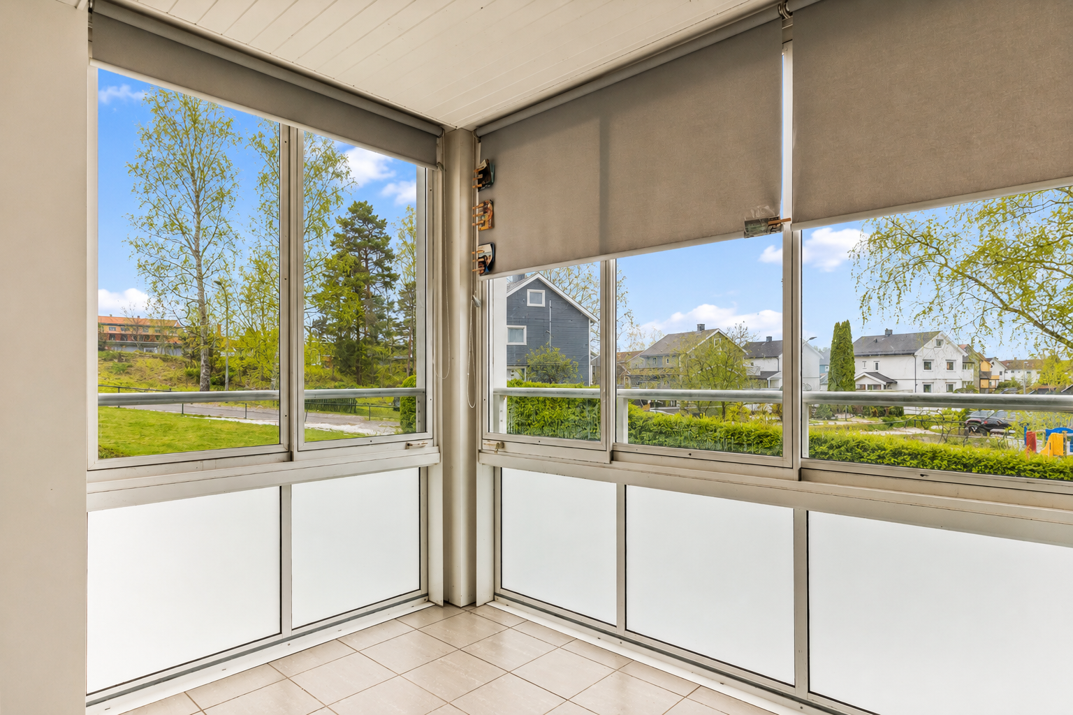 Innglasset balkong med screens. Sesongendret med AI. Galleribilde