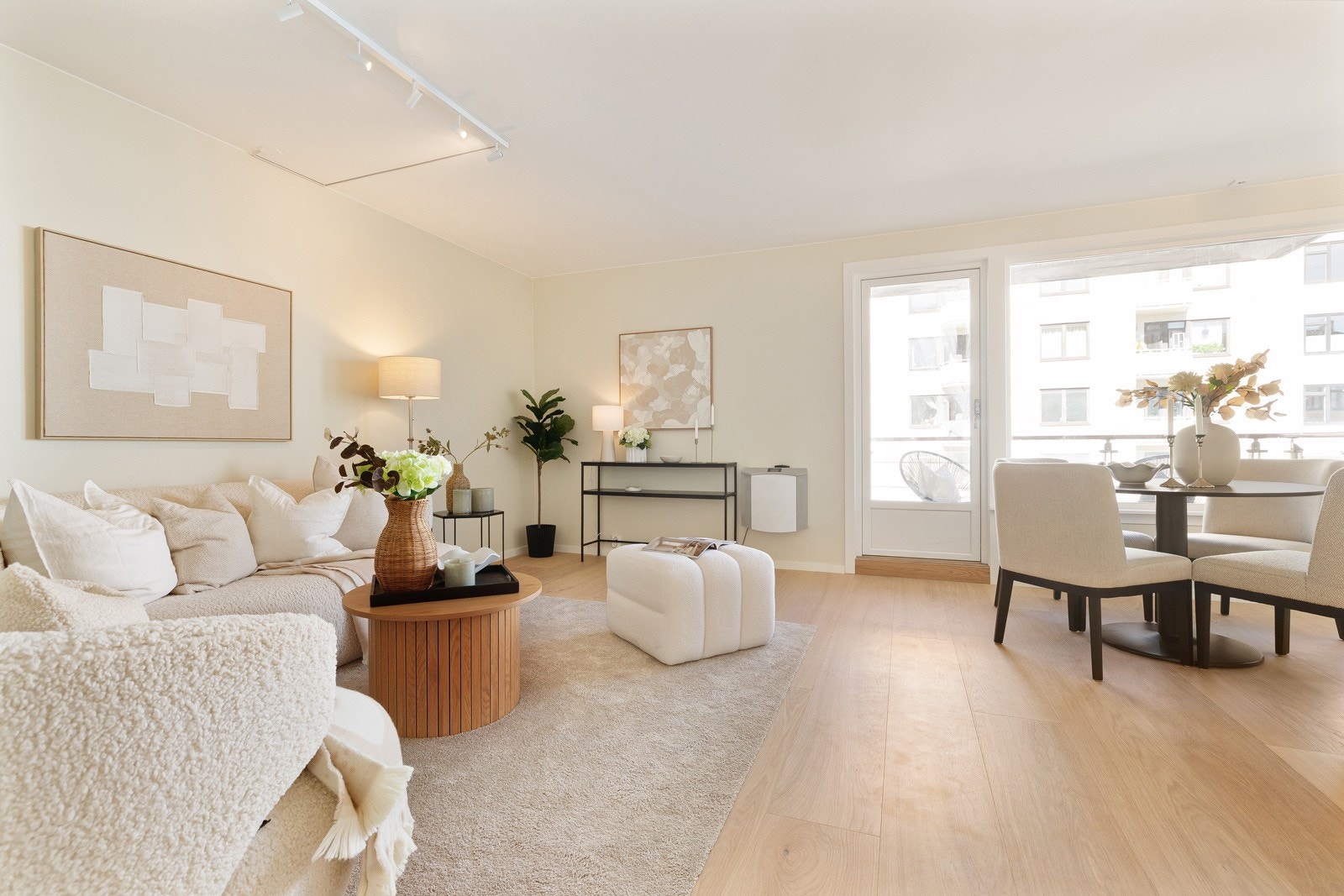 Lyst rom med godt naturlig lysinnslipp Galleribilde