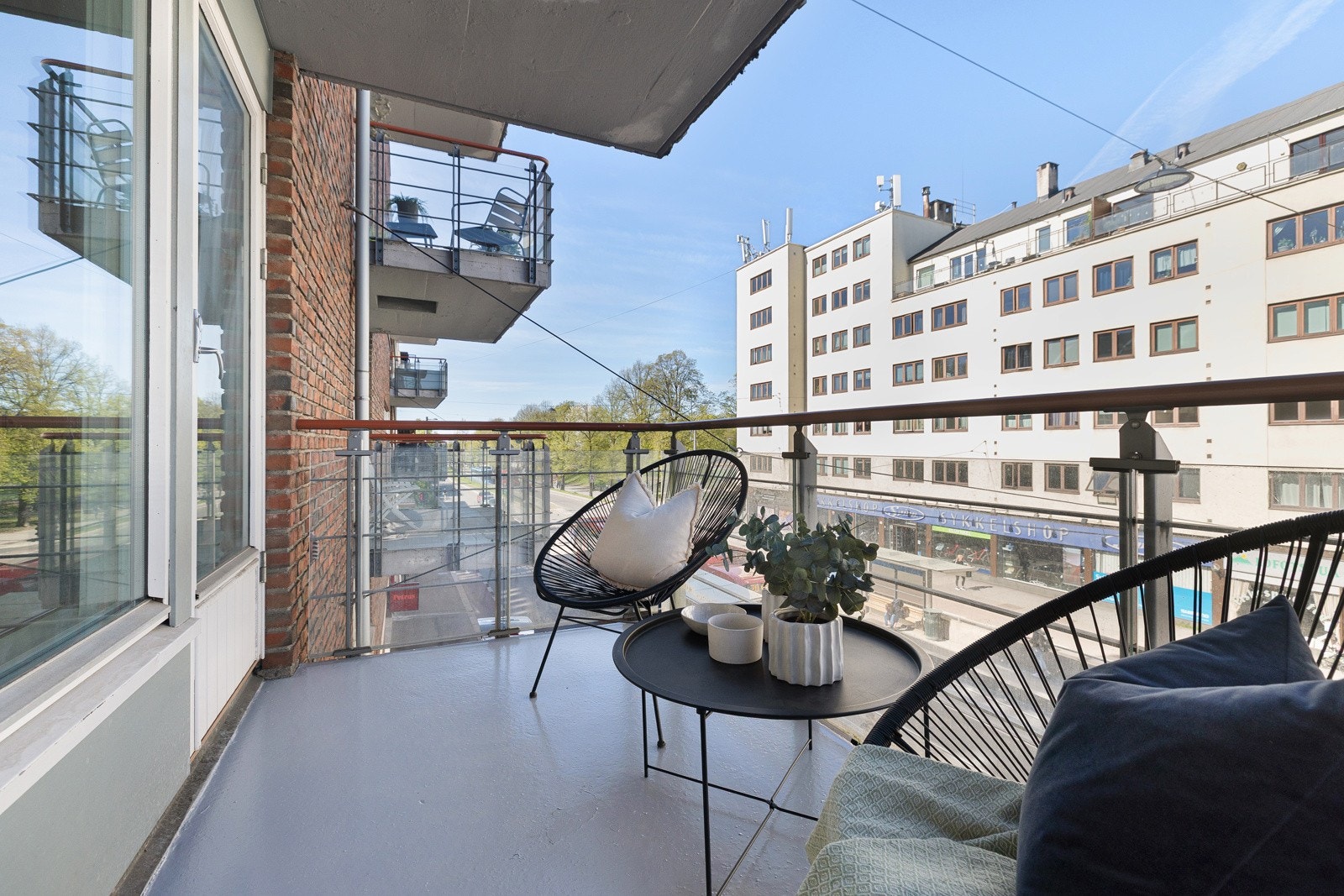 Balkongen har god plass til utemøblement og grill Galleribilde