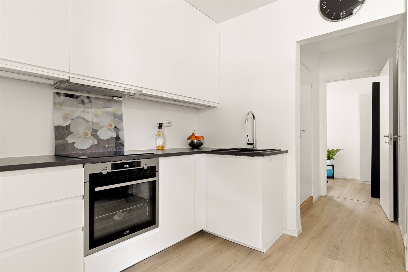 Kjøkkenet er utstyrt med flere integrerte hvitevarer, herunder stekeovn, platetopp og oppvaskmaskin, som gir et helhetlig og moderne uttrykk. Galleribilde
