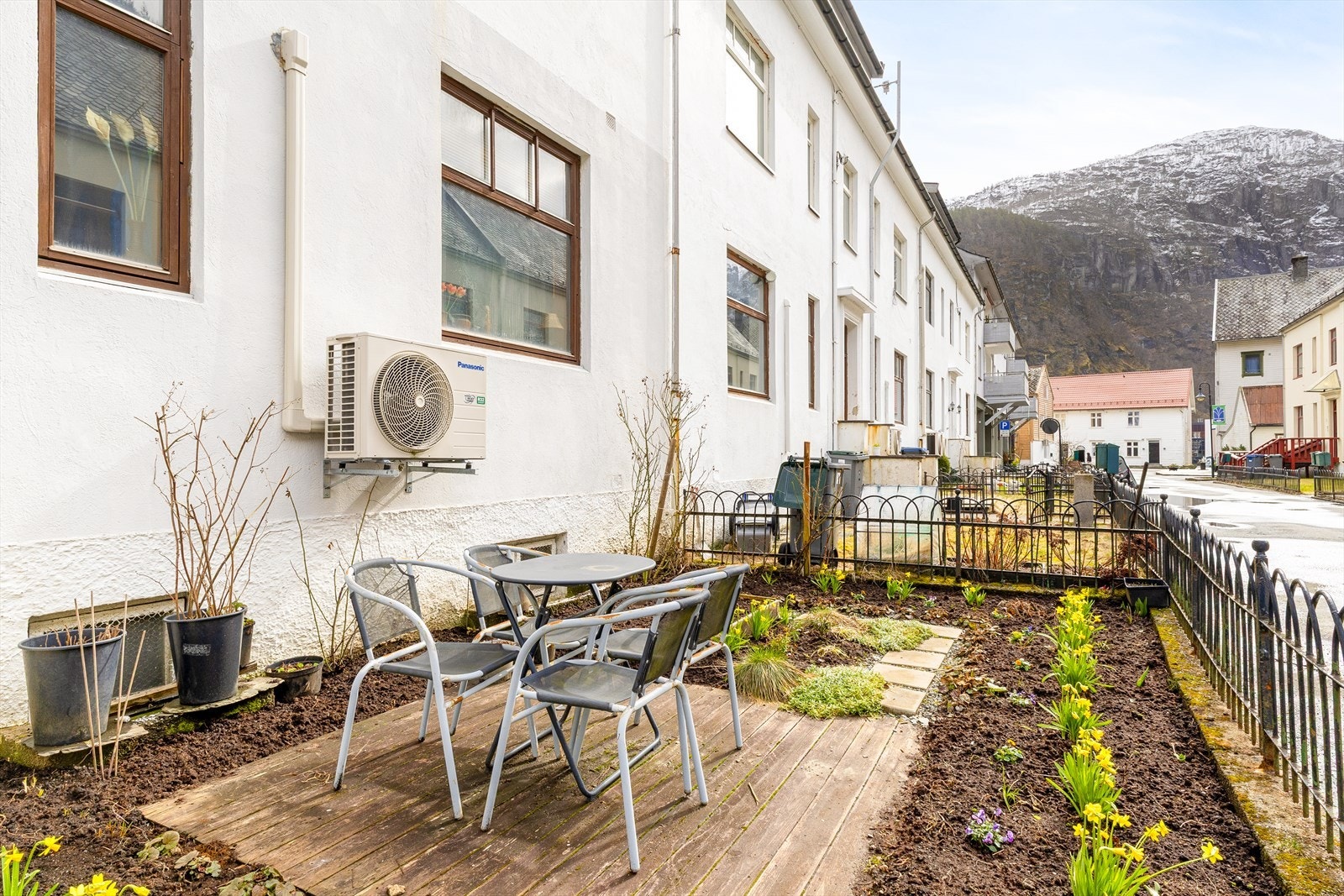 Felles uteplass i sameiet. Galleribilde