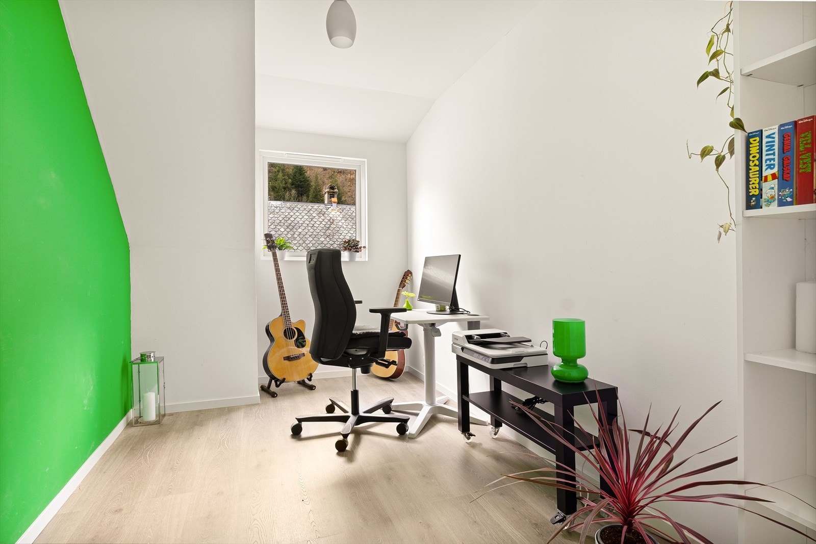 Ene boden på loft er innredet og brukt som kontor / hobbyrom. Galleribilde