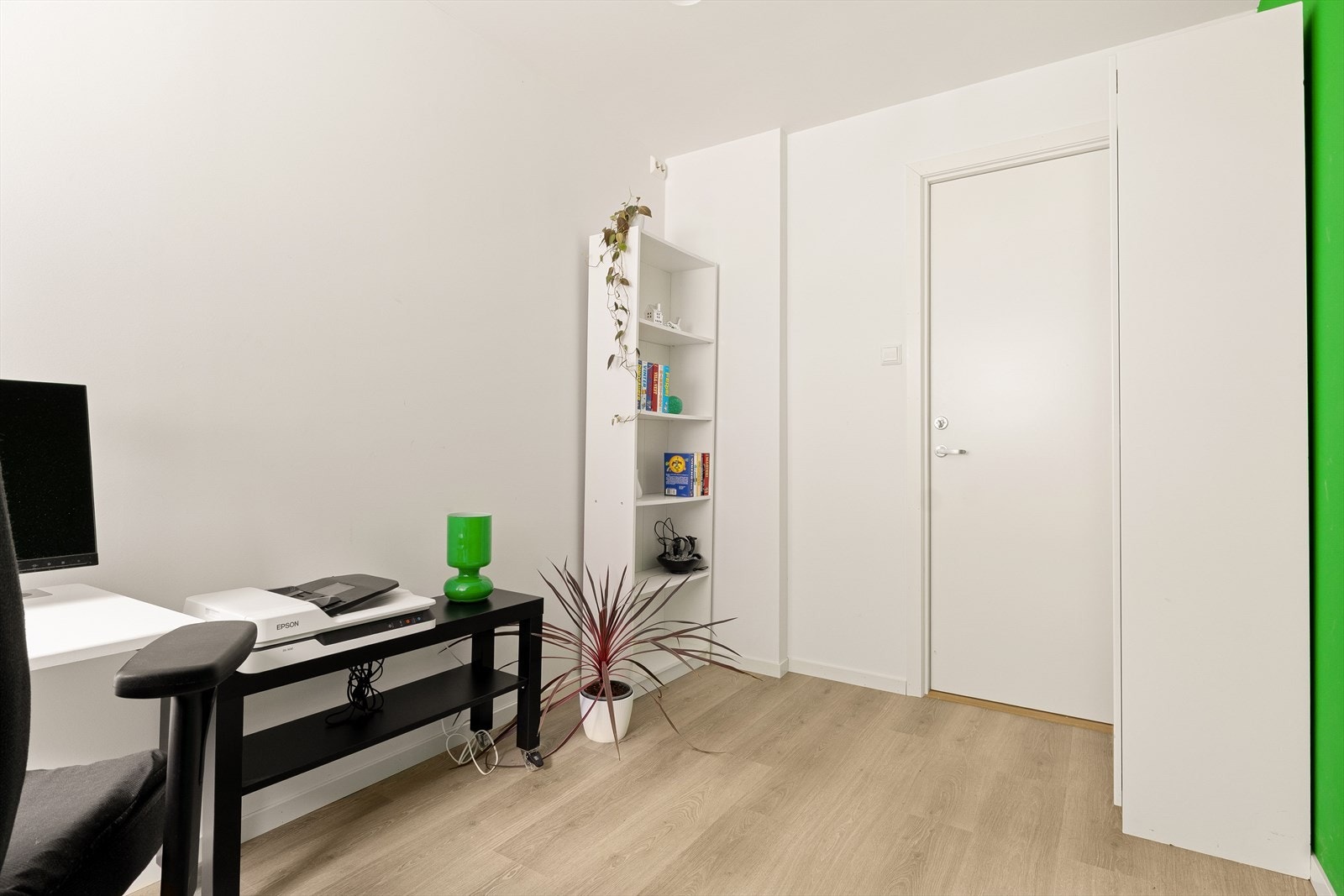 Rommet er overfaltebehandlet og har vindu. Inngang fra felles loftsgang. Galleribilde