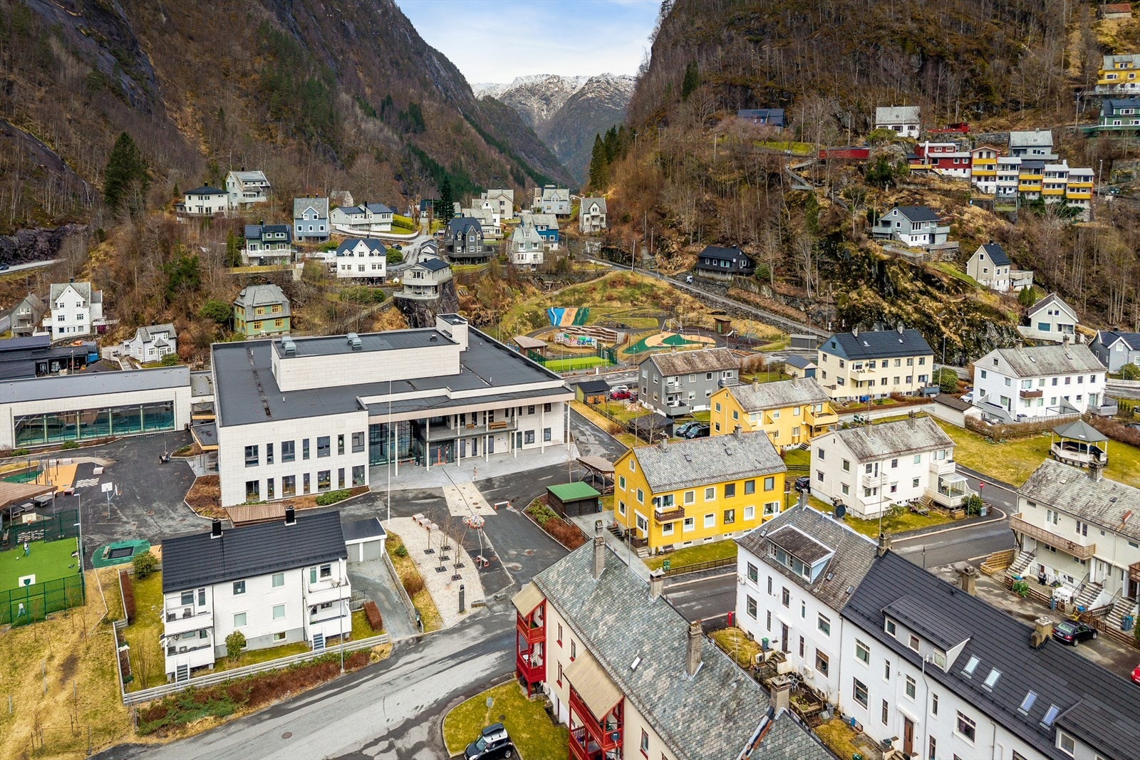 Dale er et sjarmerende og koselig tettsted, hvor man har tilgang til det meste av hverdagstilbud innen gangavstand. Galleribilde