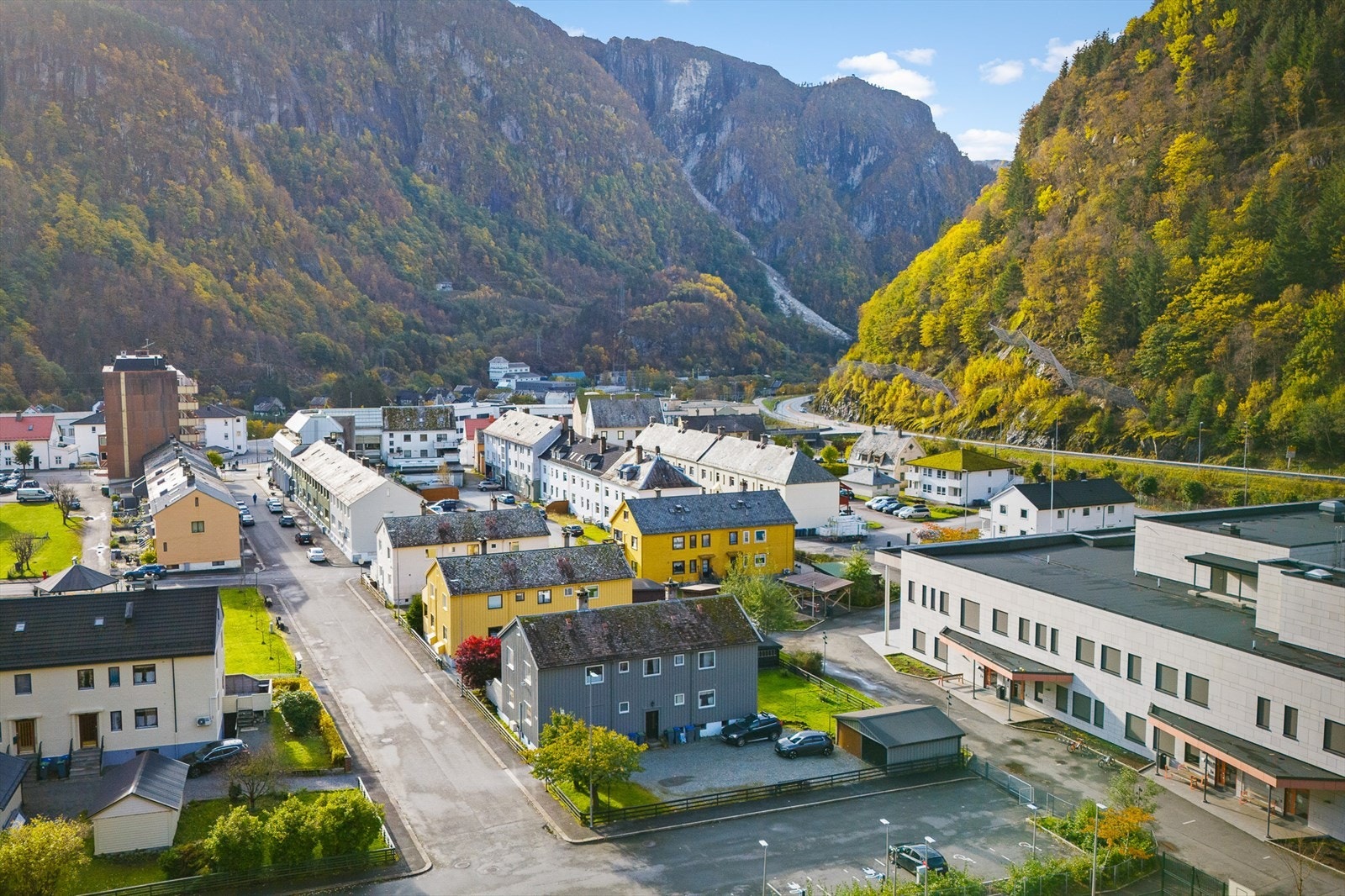 Mange av innbyggerne på Dale benytter seg av tog- eller bussforbindelser til Bergen eller Voss. Galleribilde
