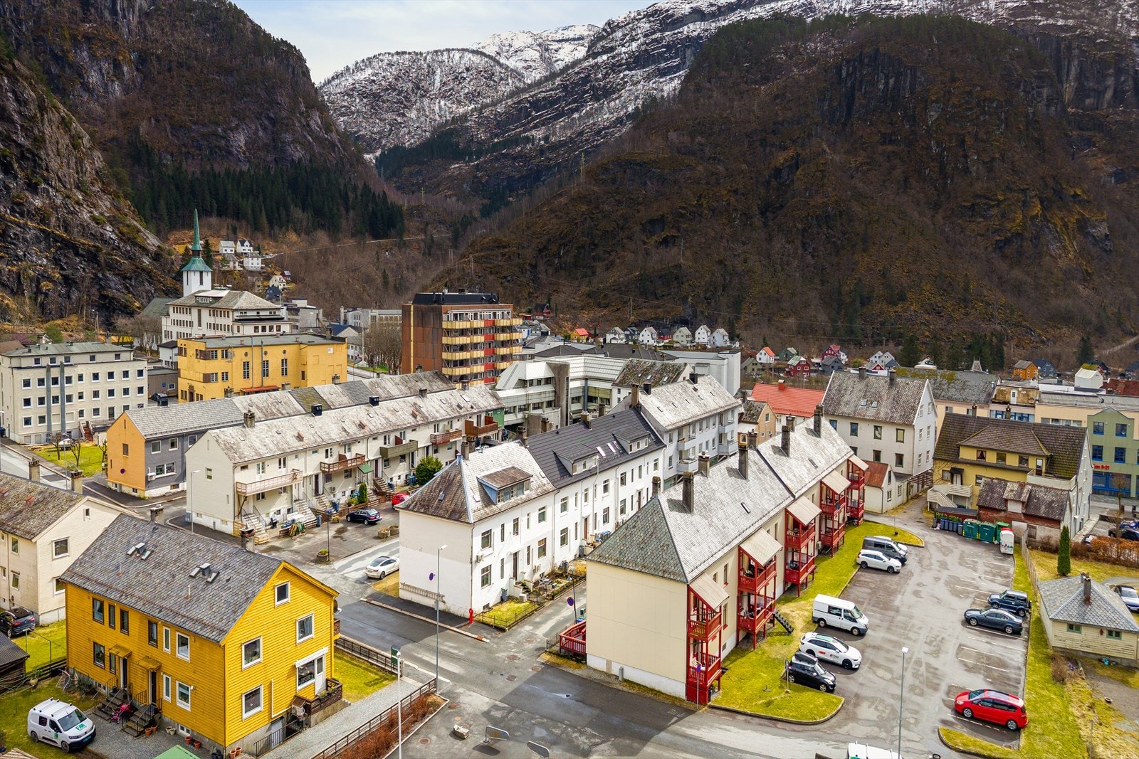 De siste årene har Dale sentrum gjennomgått en positiv transformasjon, med ny skole, oppgradert sentrumsomåde, nytt treningssenter og flere spisesteder. Galleribilde