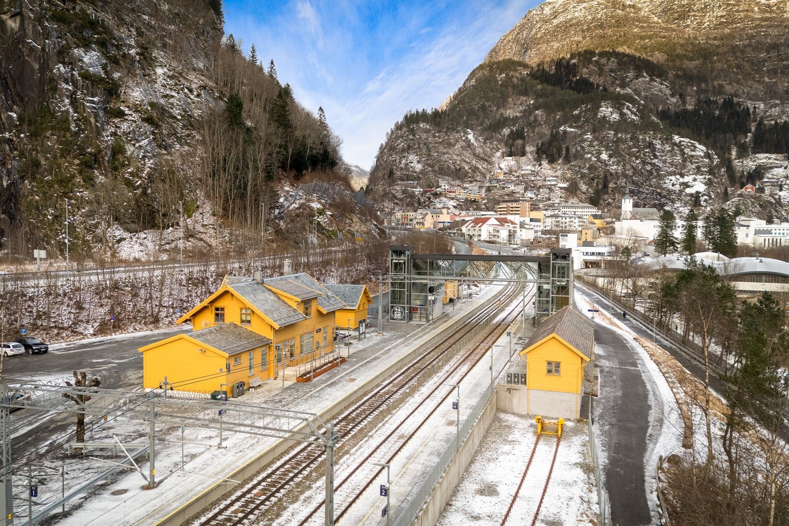 Fra boligen er det ca. 4 minutters gange til busstasjonen, samt kort gangavstand til togstasjonen. Galleribilde