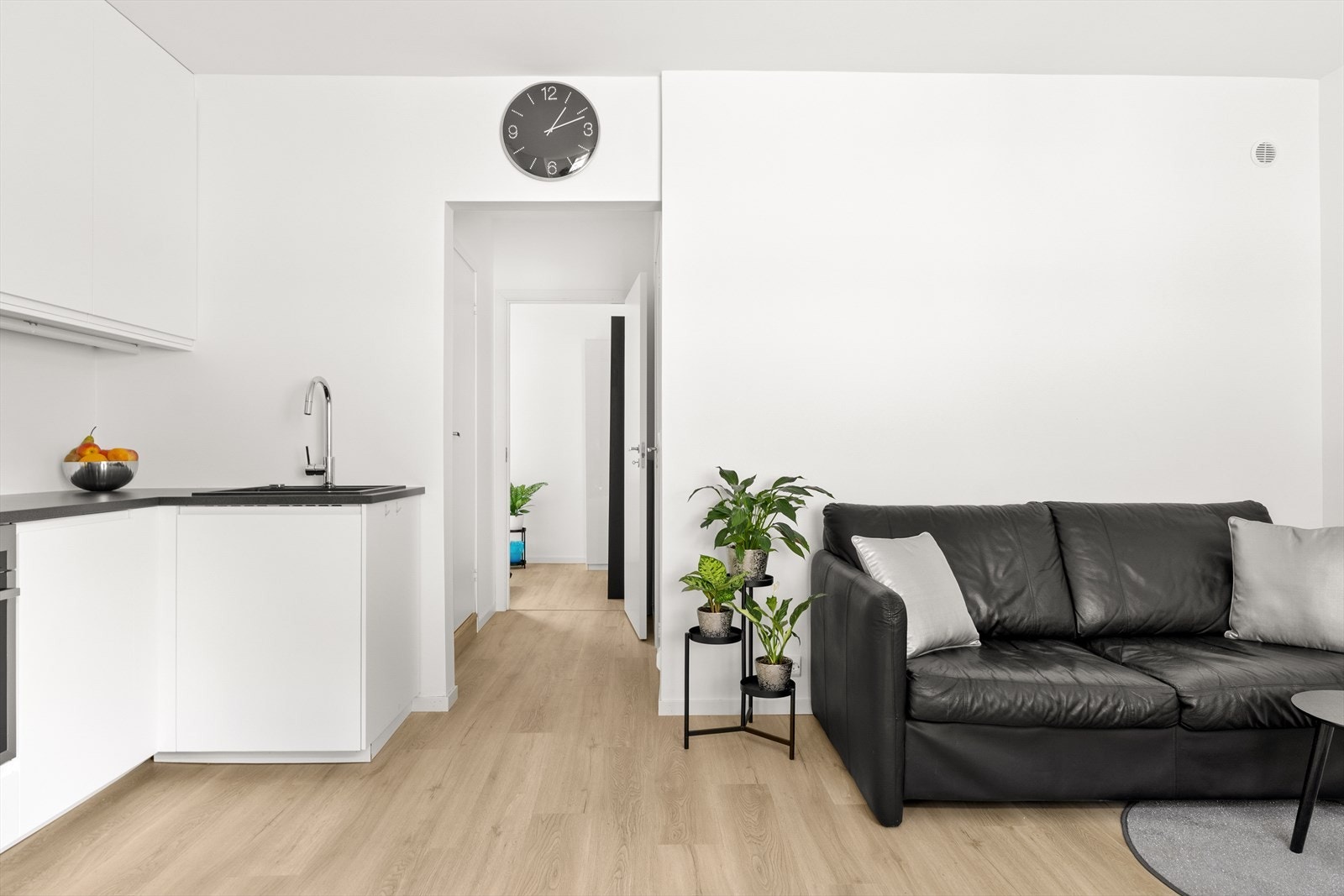 Stuedelen har plass til både sofagruppe og spiseplass, og rommet fremstår lyst og trivelig med nyere overflater og gulv. Galleribilde