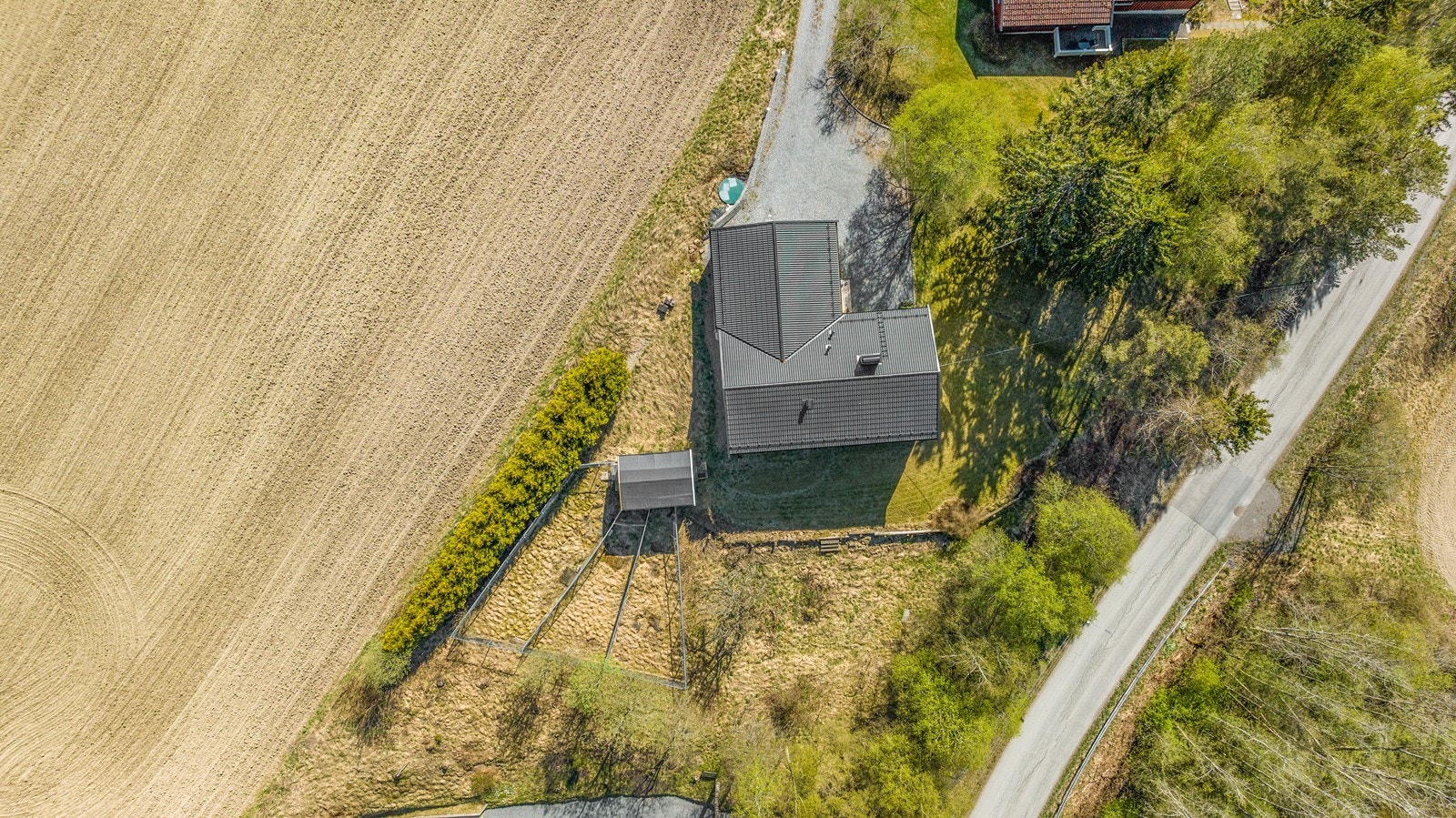 Tomten er på ca 1,9 mål. Galleribilde