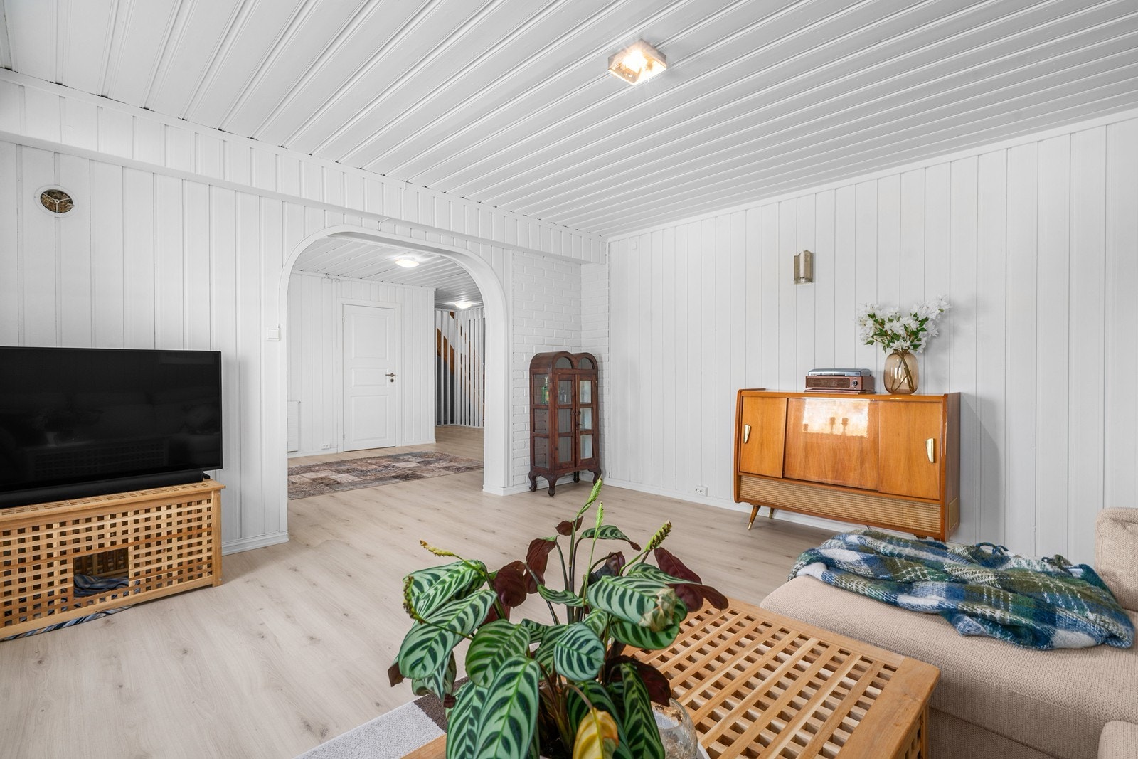 I underetasjen finner du en romslig kjellerstue, perfekt som en ekstra TV-stue eller lekerom. I dette rommet er det varmefolie i gulv. Galleribilde