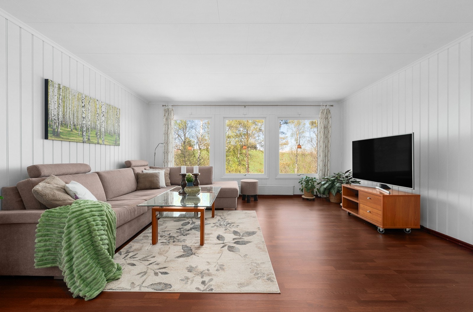 Stuen er romslig og har plass til en stor sofagruppe. Galleribilde