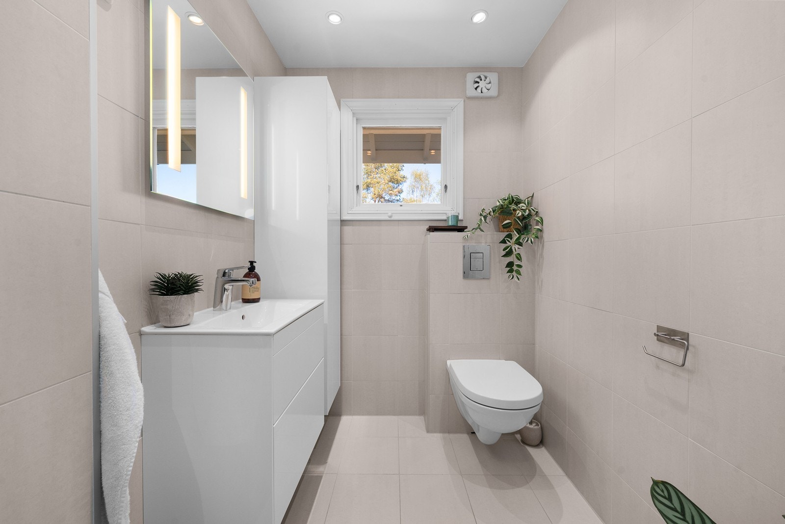 Totalrenovert bad fra 2016. Badet i første etasje er flislagt og utstyrt med vegghengt toalett, servantinnredning og dusjhjørne. Galleribilde